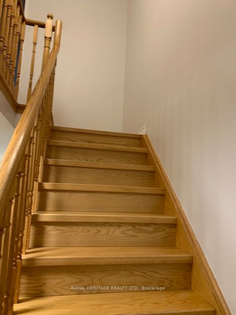 586 Mcbean ( Upper Level) Ave Property Photo 13