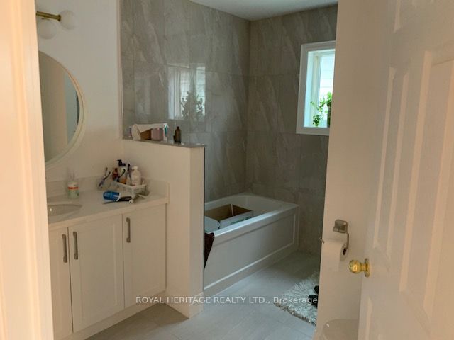 586 Mcbean ( Upper Level) Ave Property Photo 14
