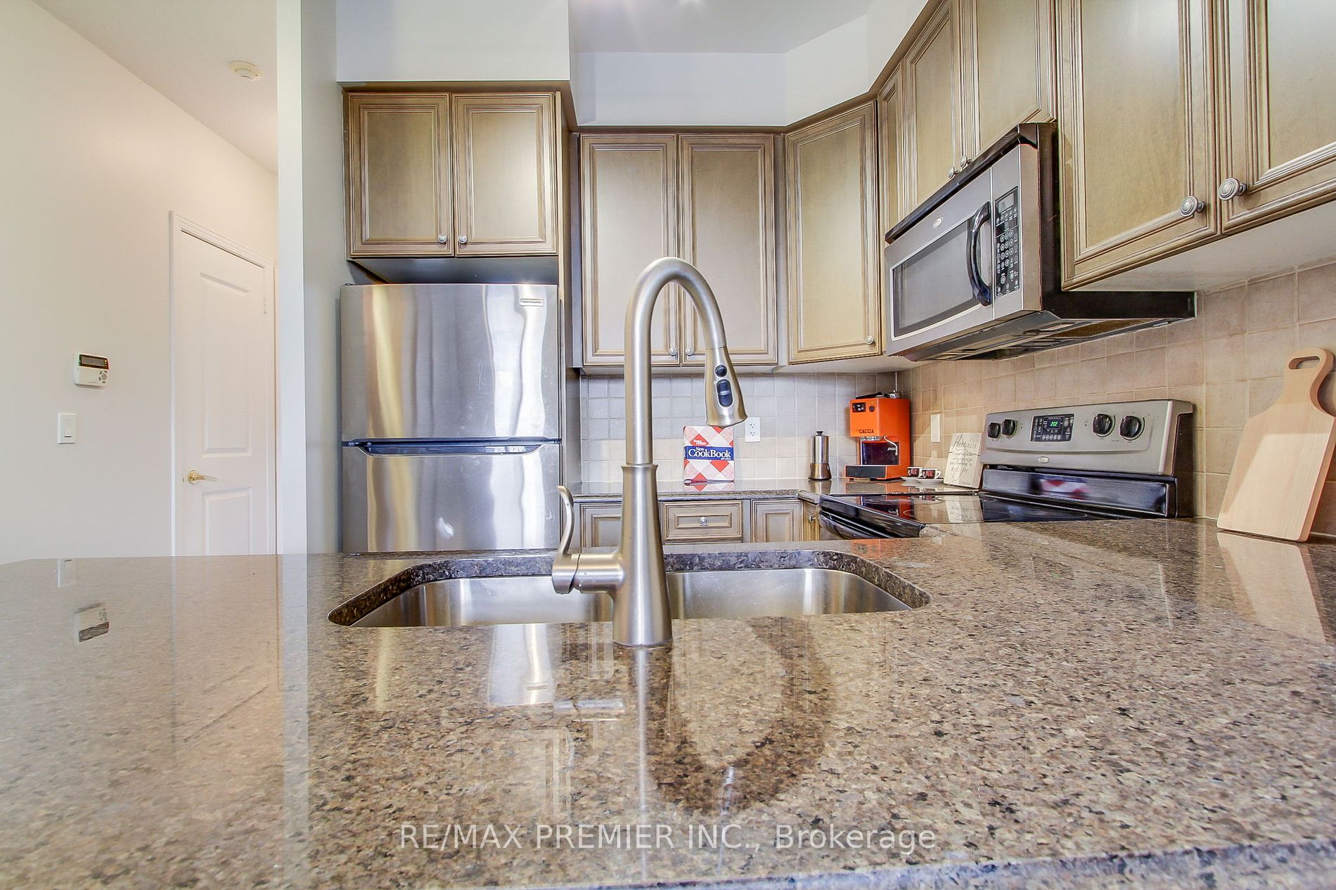 9225 Jane St 03 Property Photo 2