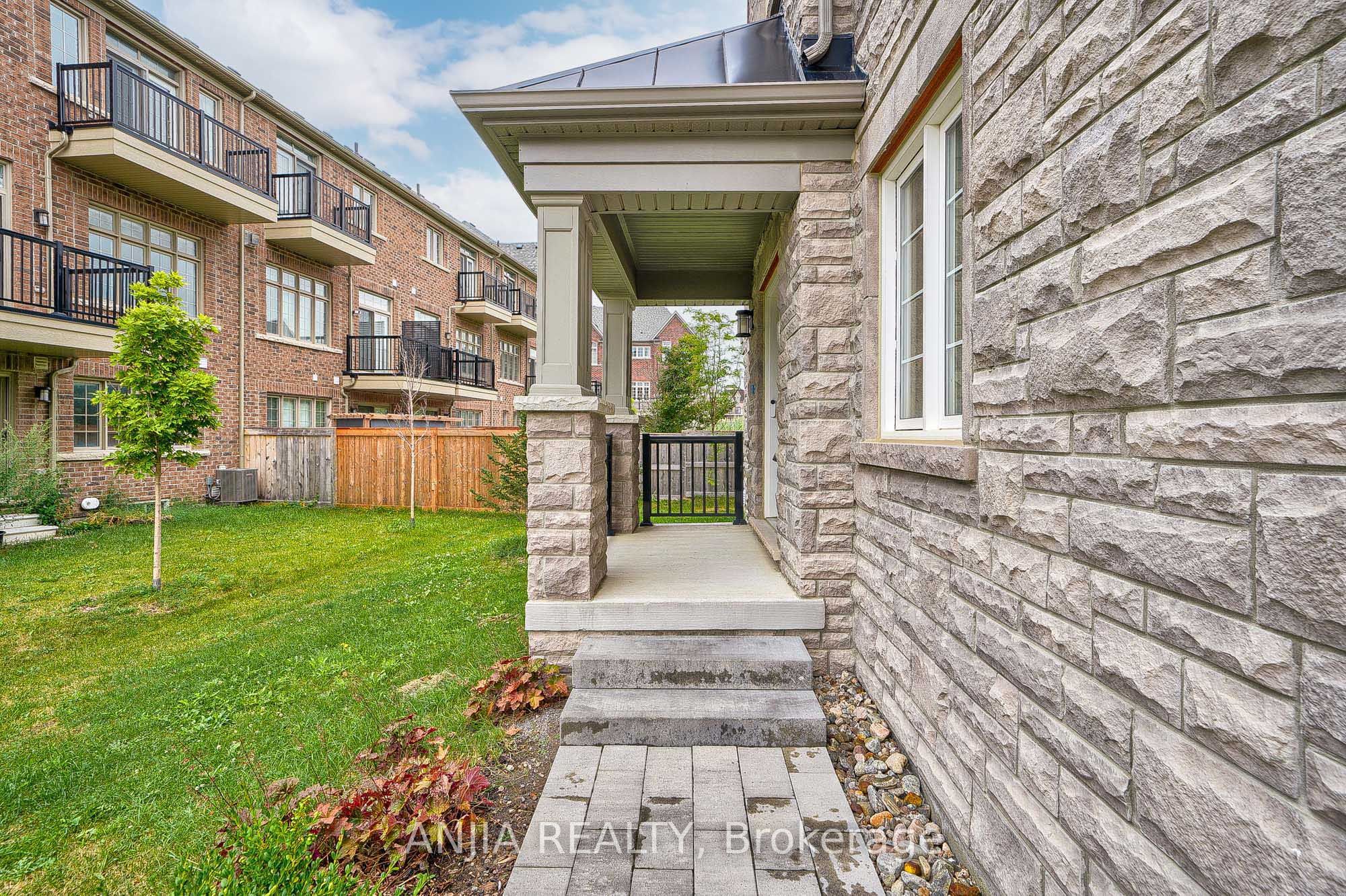 26 Island Green Lane Property Photo 2