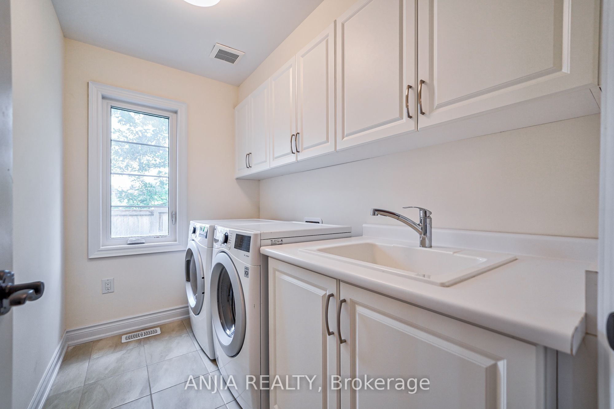 26 Island Green Lane Property Photo 7
