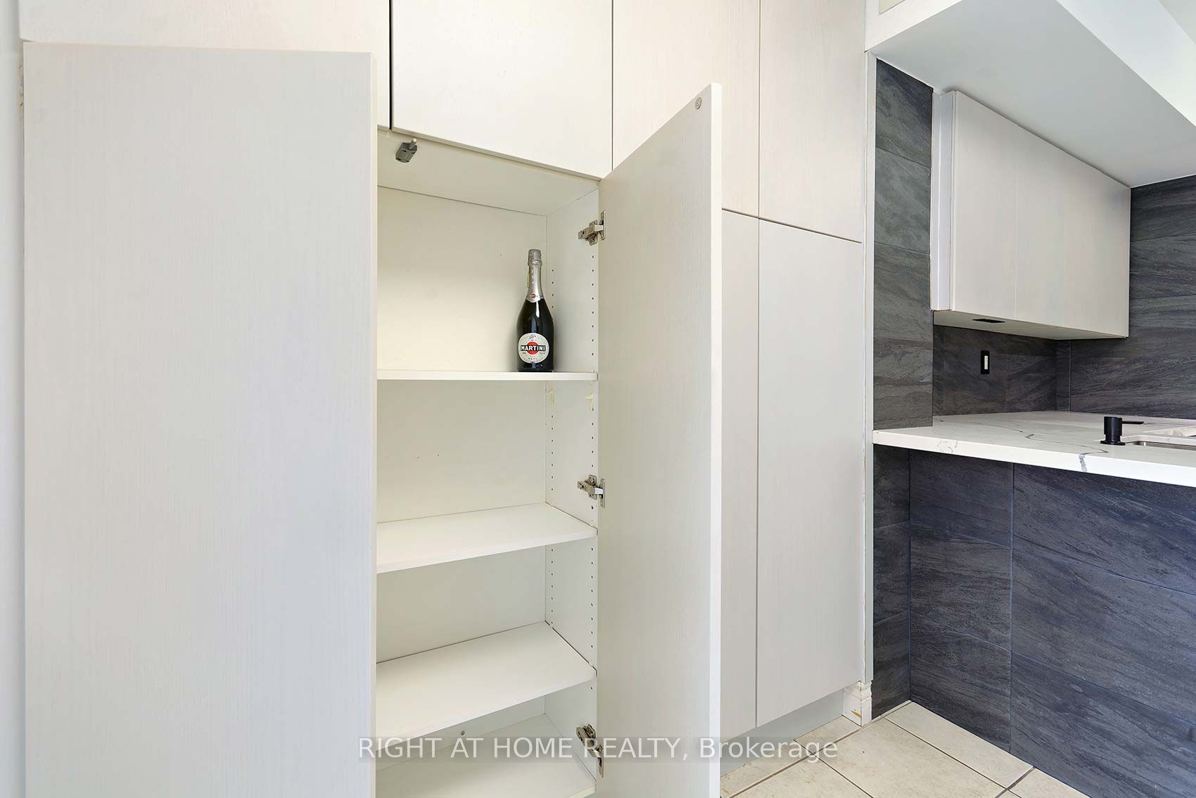 #412 - 9 Northern Heights Drive Property Photo 12