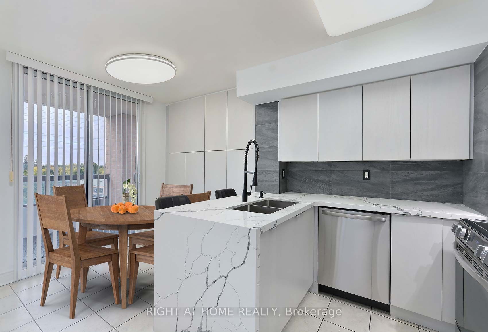 #412 - 9 Northern Heights Drive Property Photo 13