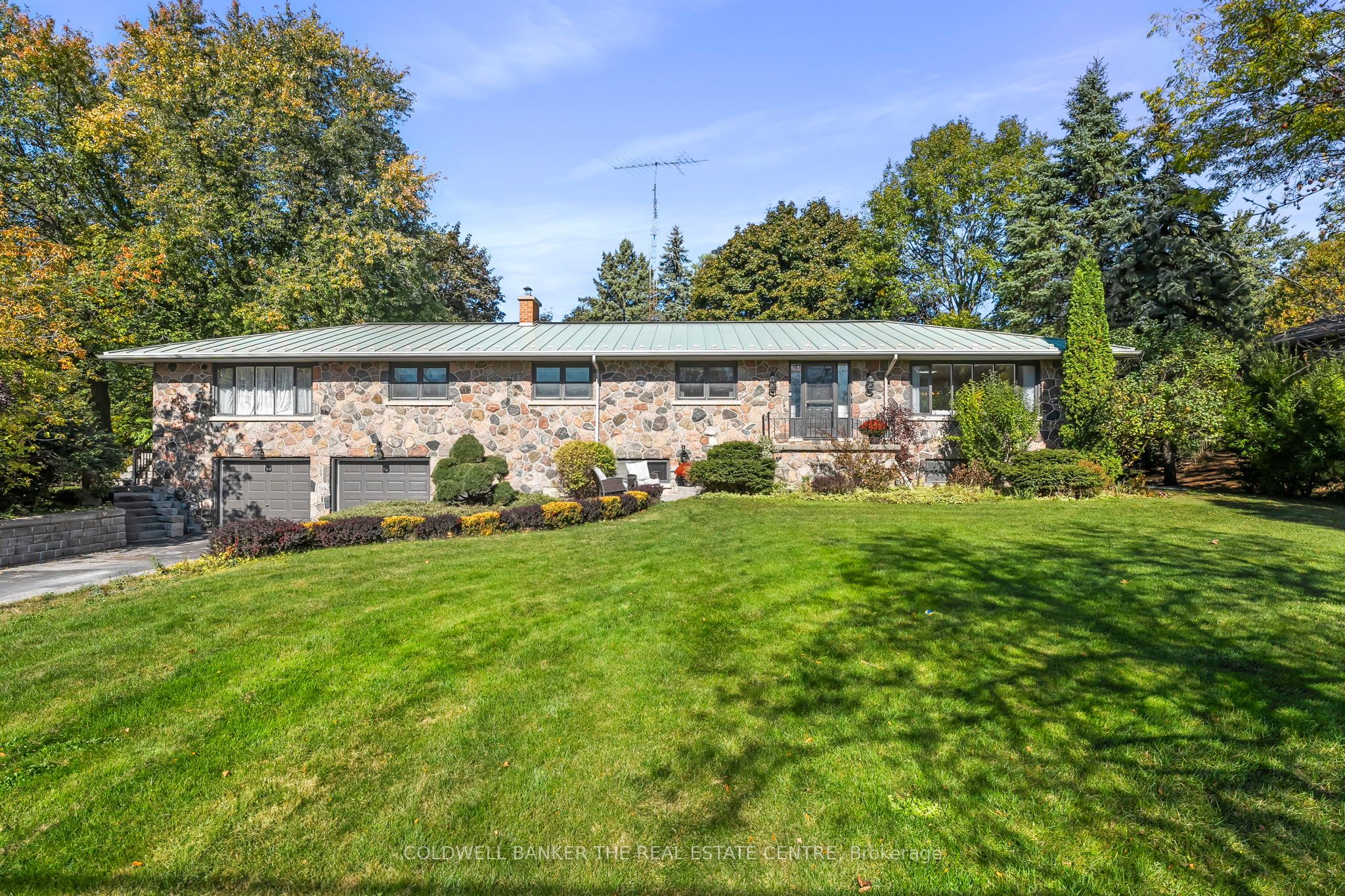 2546 9th Line Property Photo 1