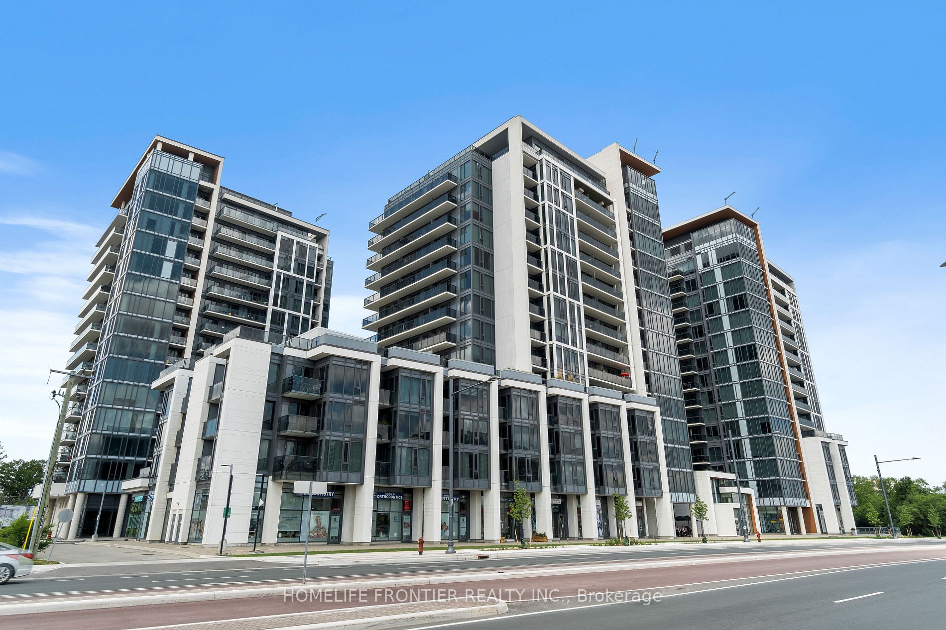 9618 Yonge St Property Photo