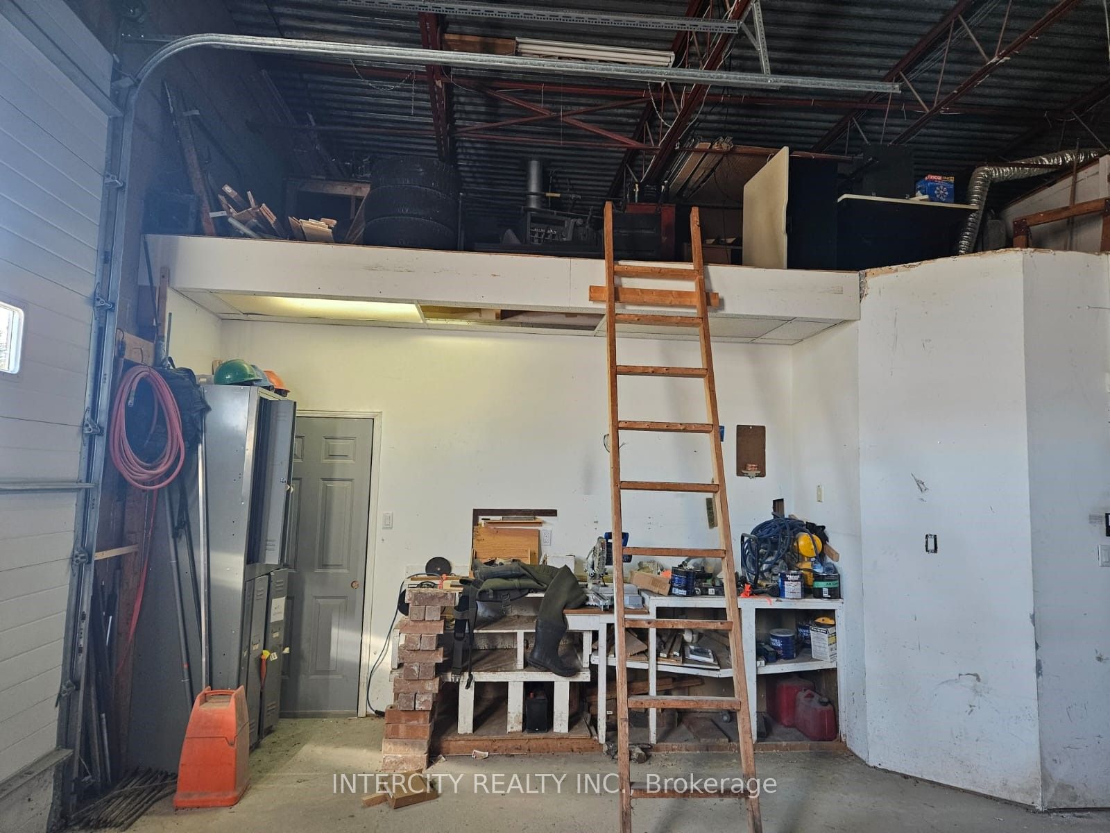 1260 Journey's End Property Photo 2