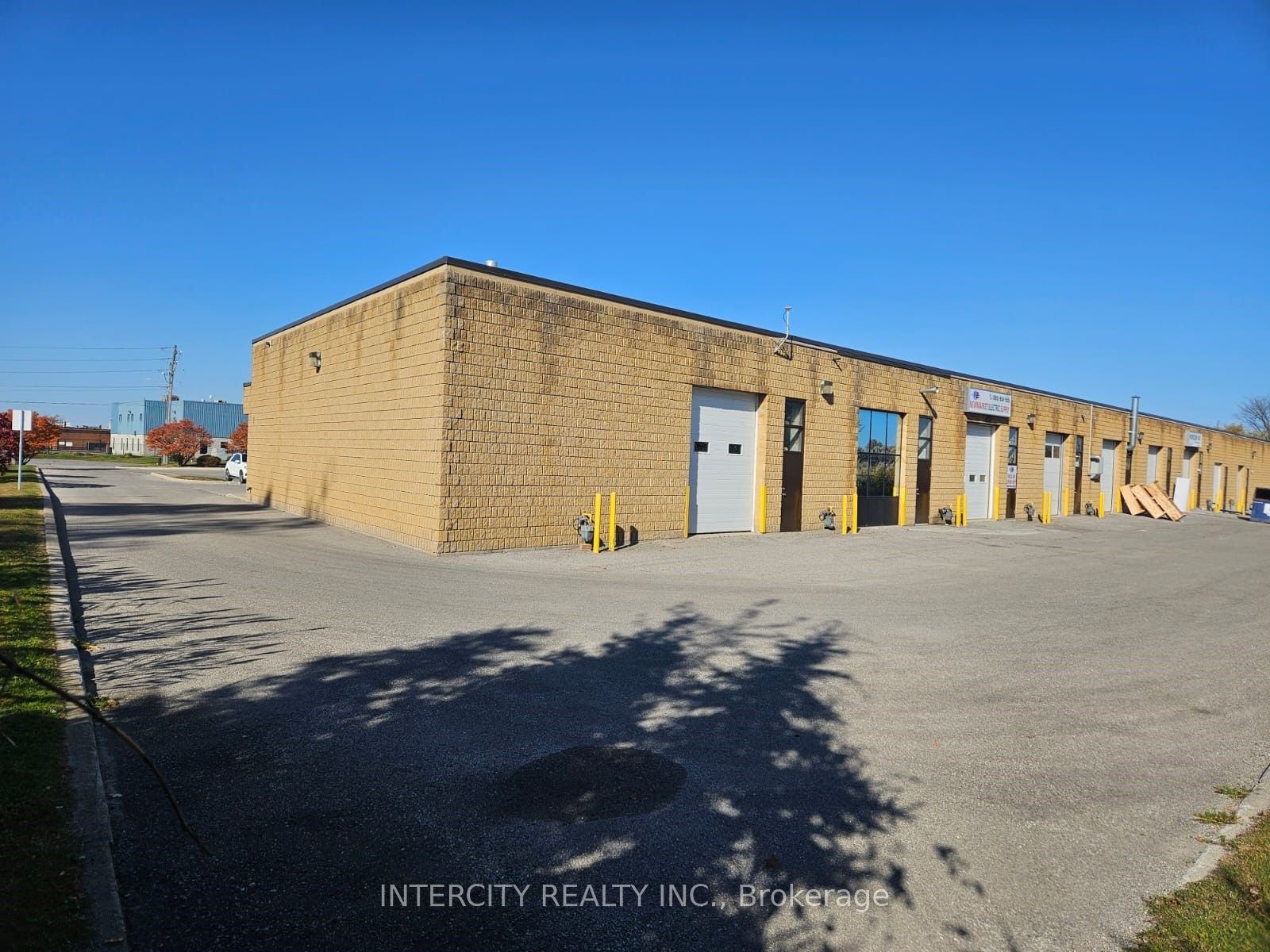 1260 Journey's End Property Photo 19