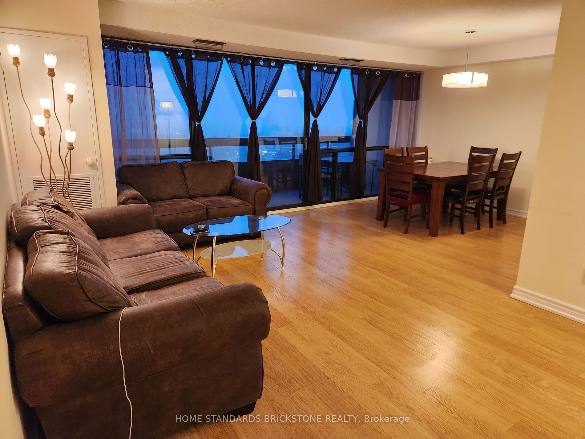 8111 Yonge St Property Photo