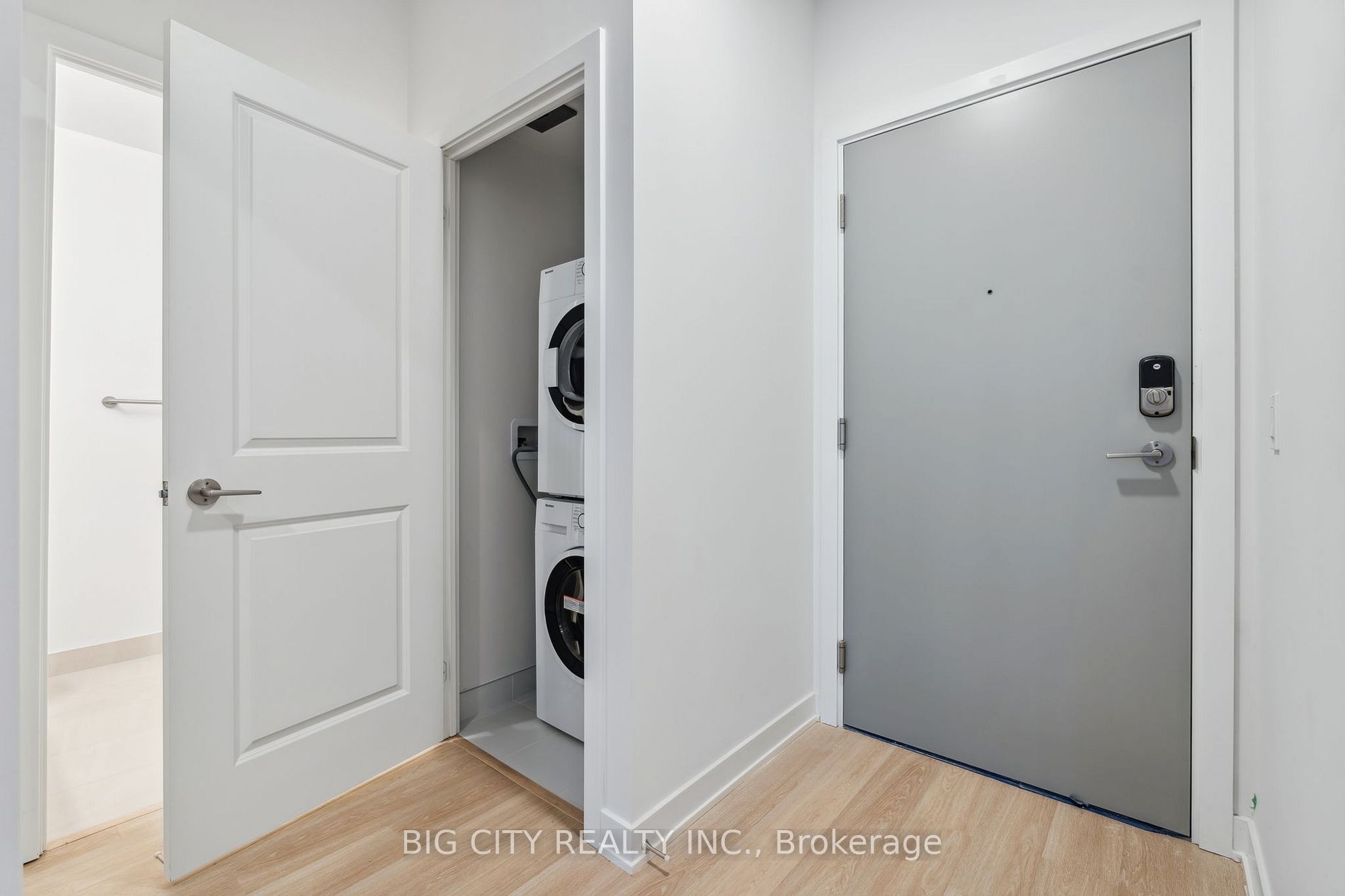 30 Upper Mall Way 19 Property Photo