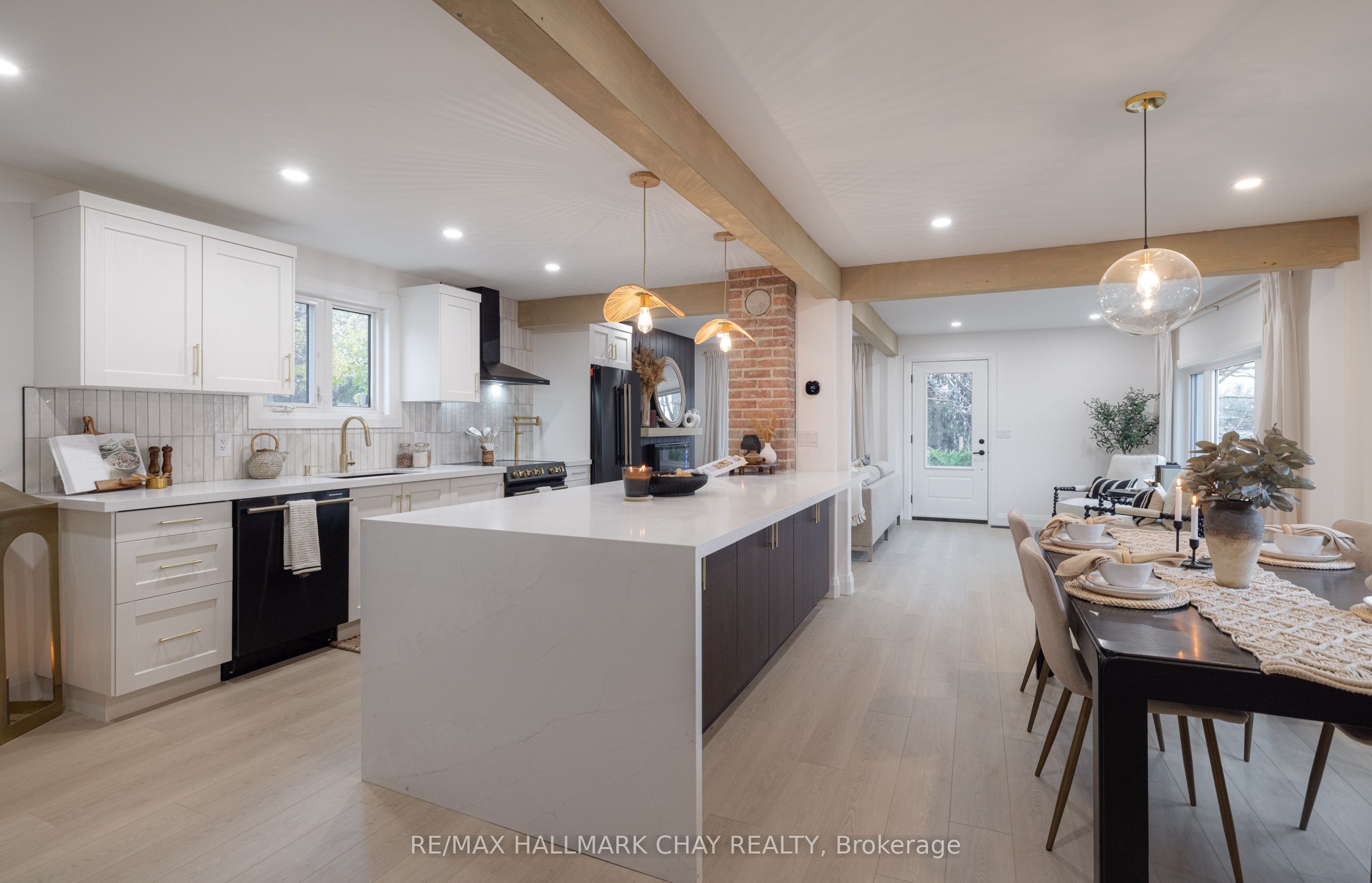 425 Codrington Street Property Photo 13
