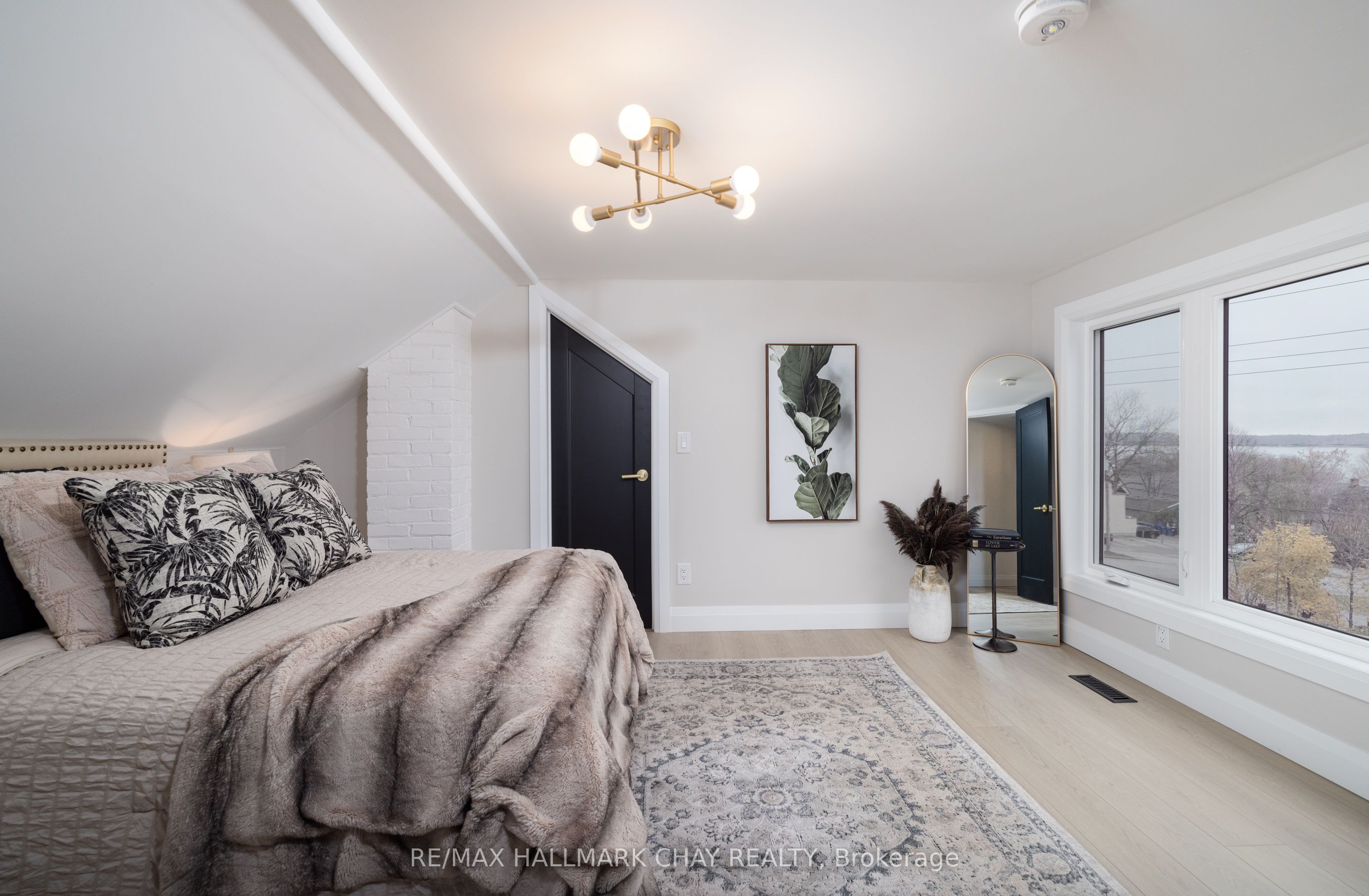 425 Codrington Street Property Photo 24