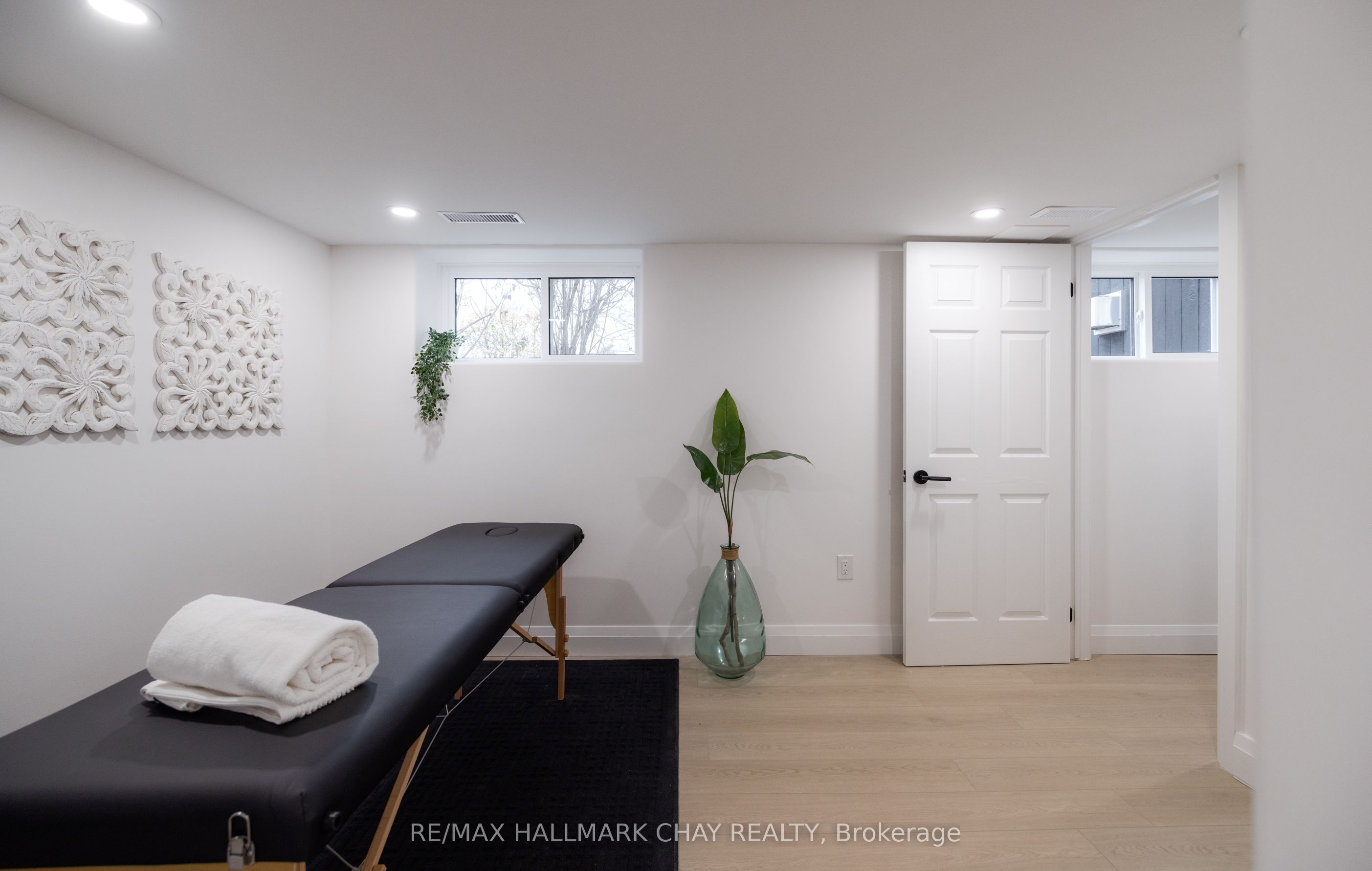 425 Codrington Street Property Photo 33