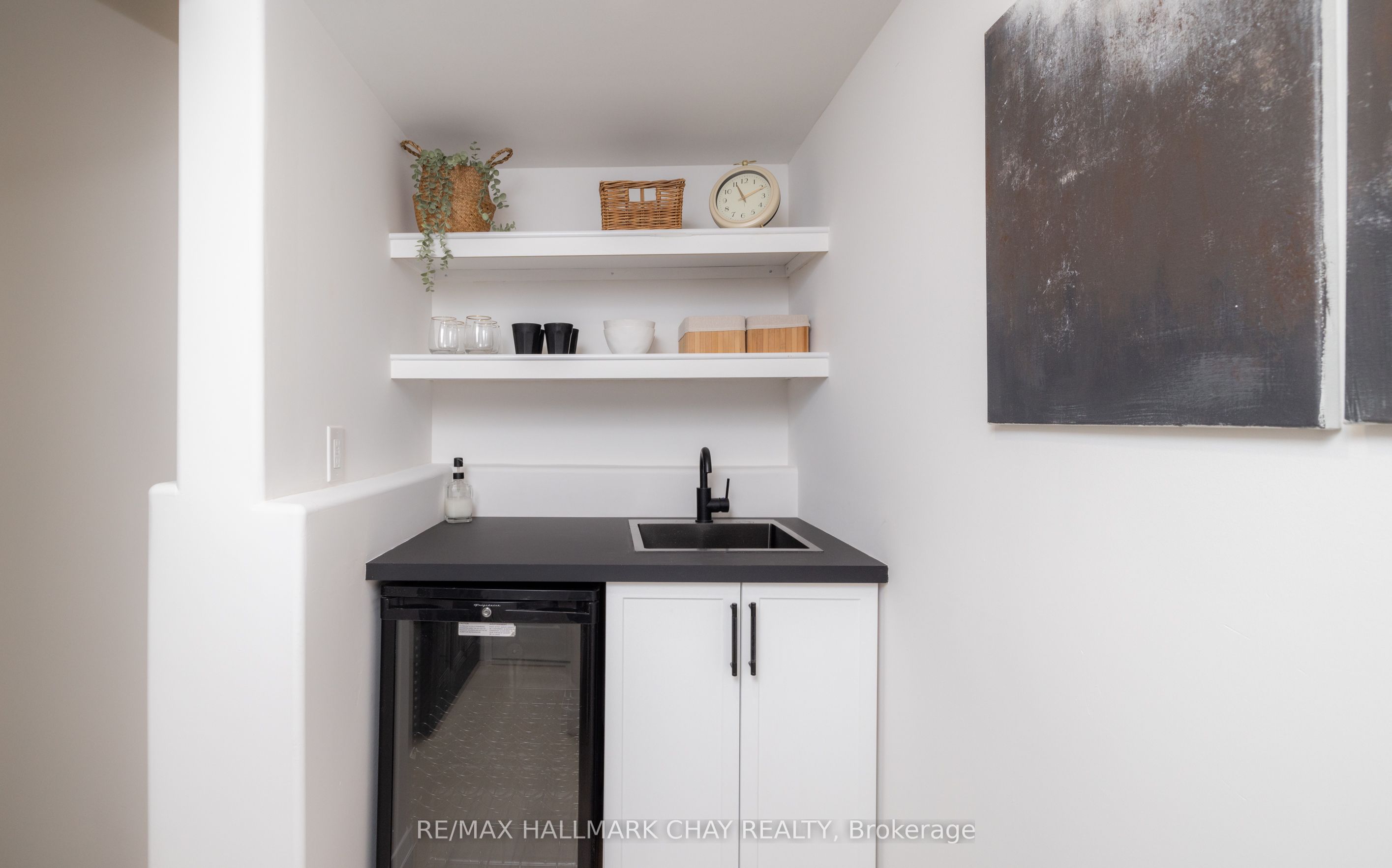 425 Codrington Street Property Photo 35