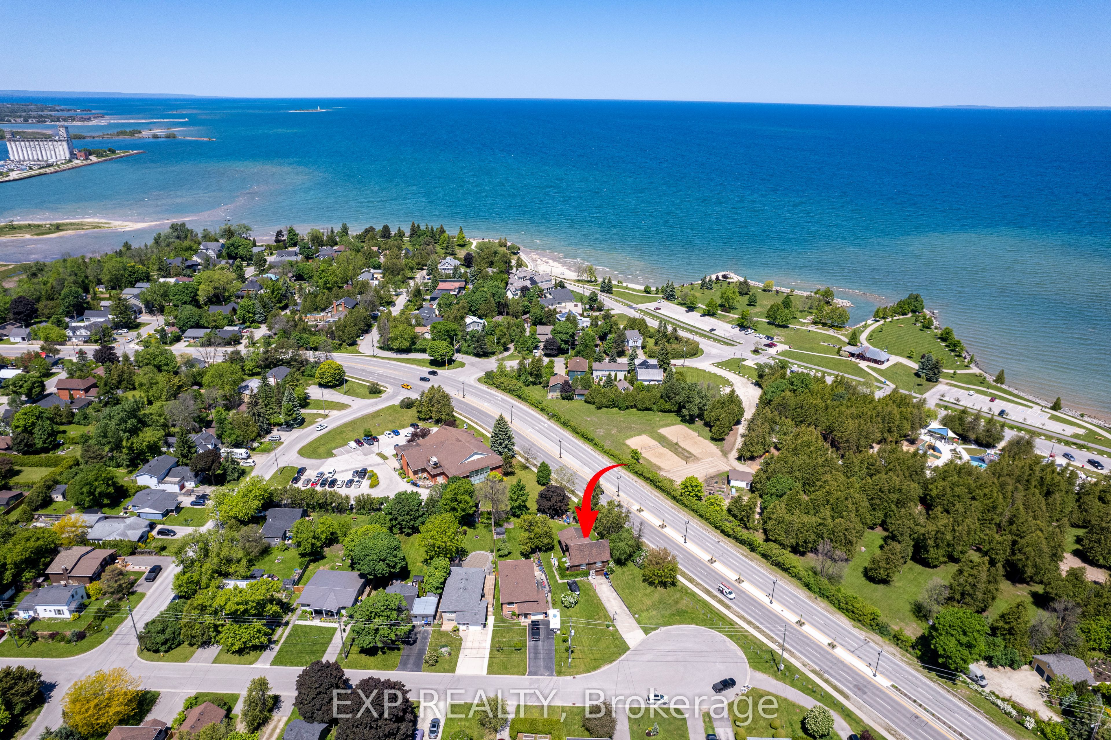 553 Simcoe Street Property Photo 1