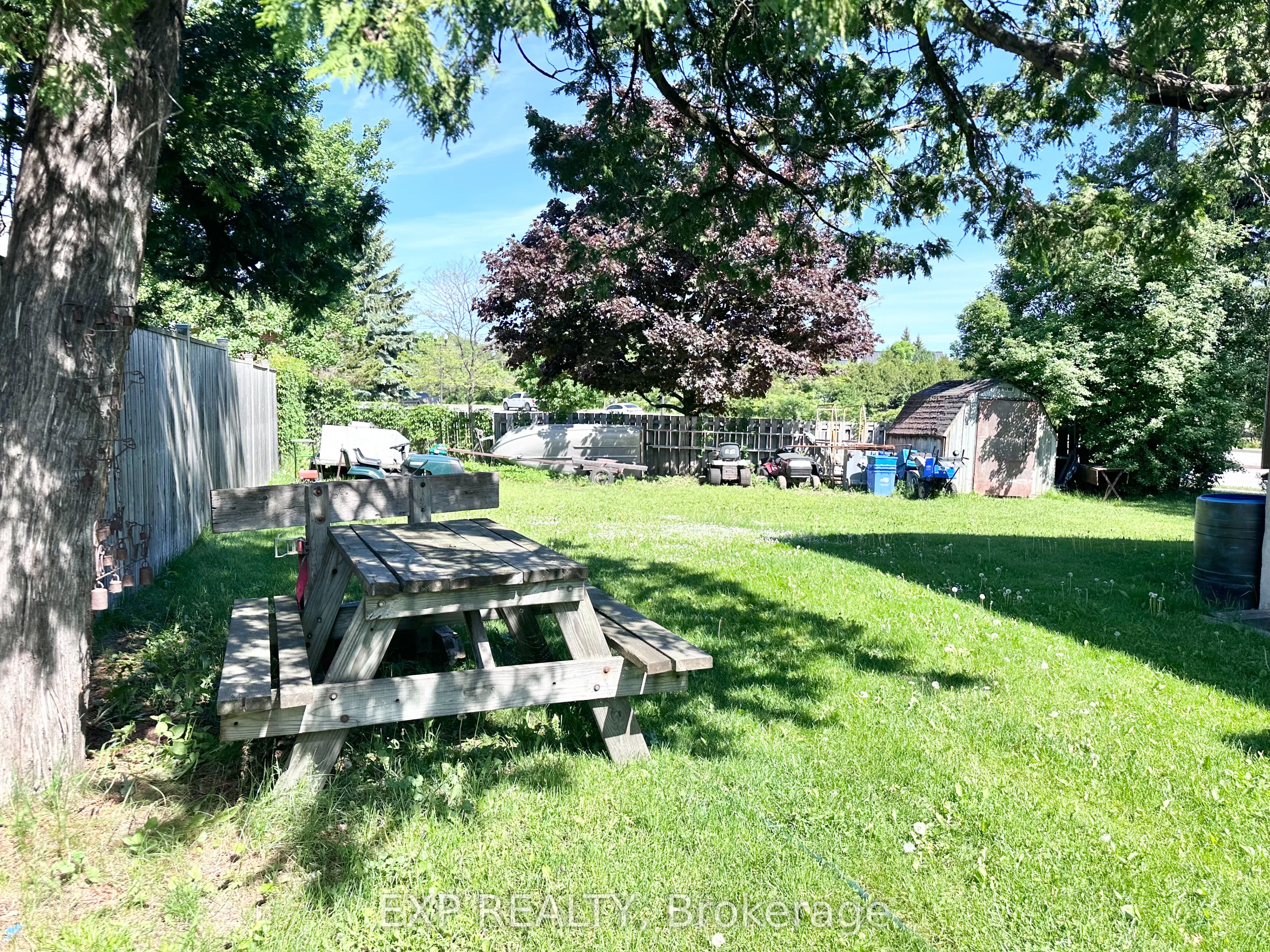 553 Simcoe Street Property Photo 3