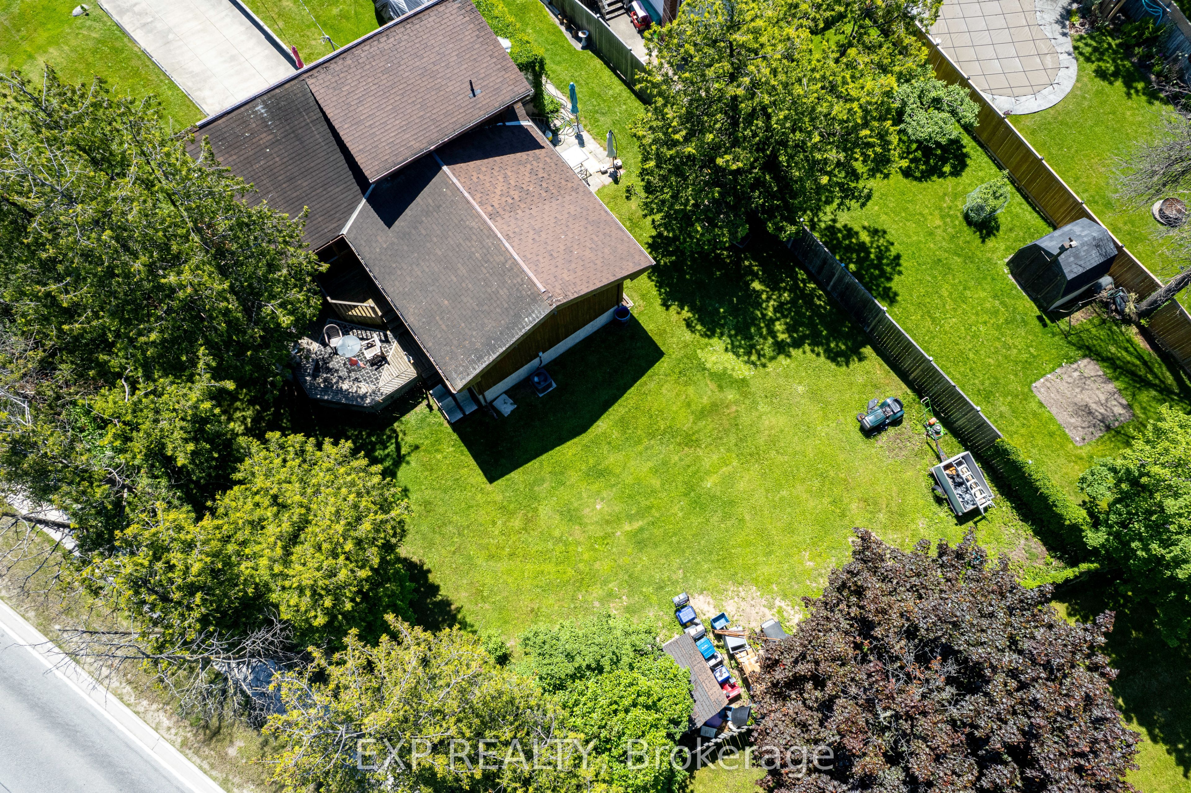 553 Simcoe Street Property Photo 4