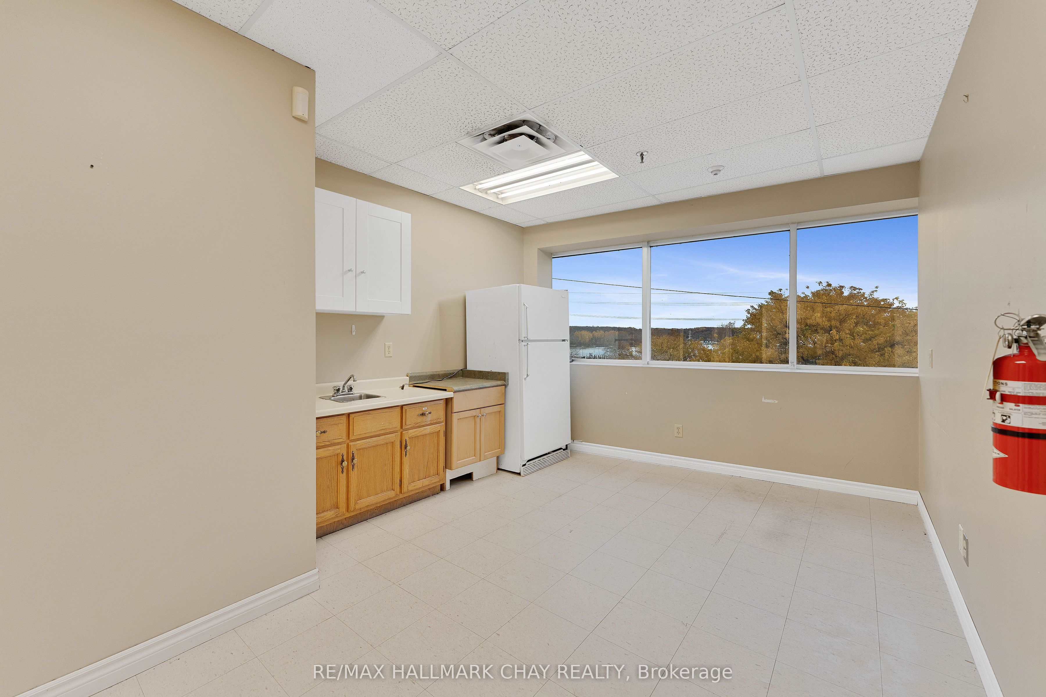 #upper - 478 Bay Street Property Photo 9