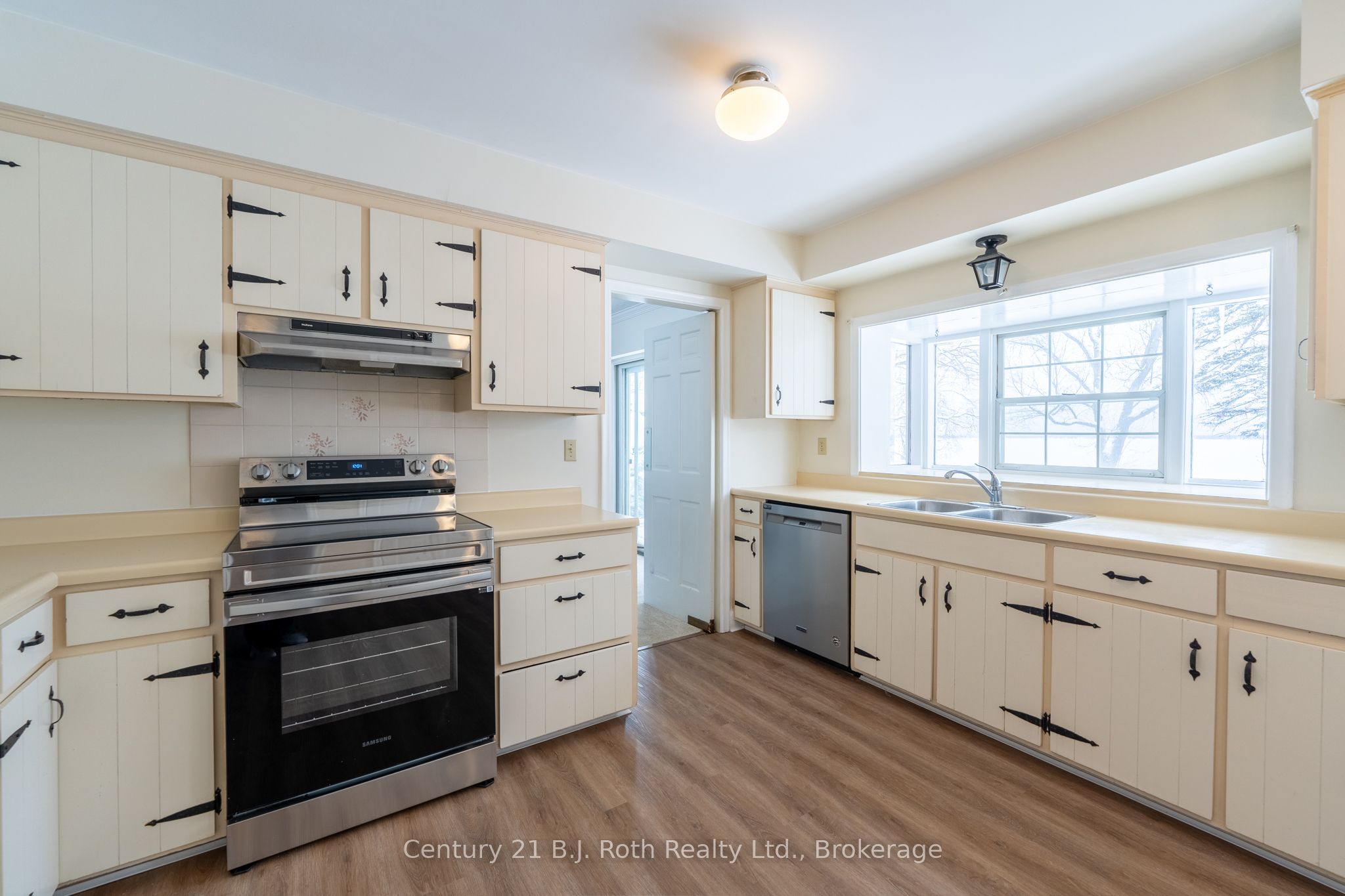 330 Bay Street Property Photo 13