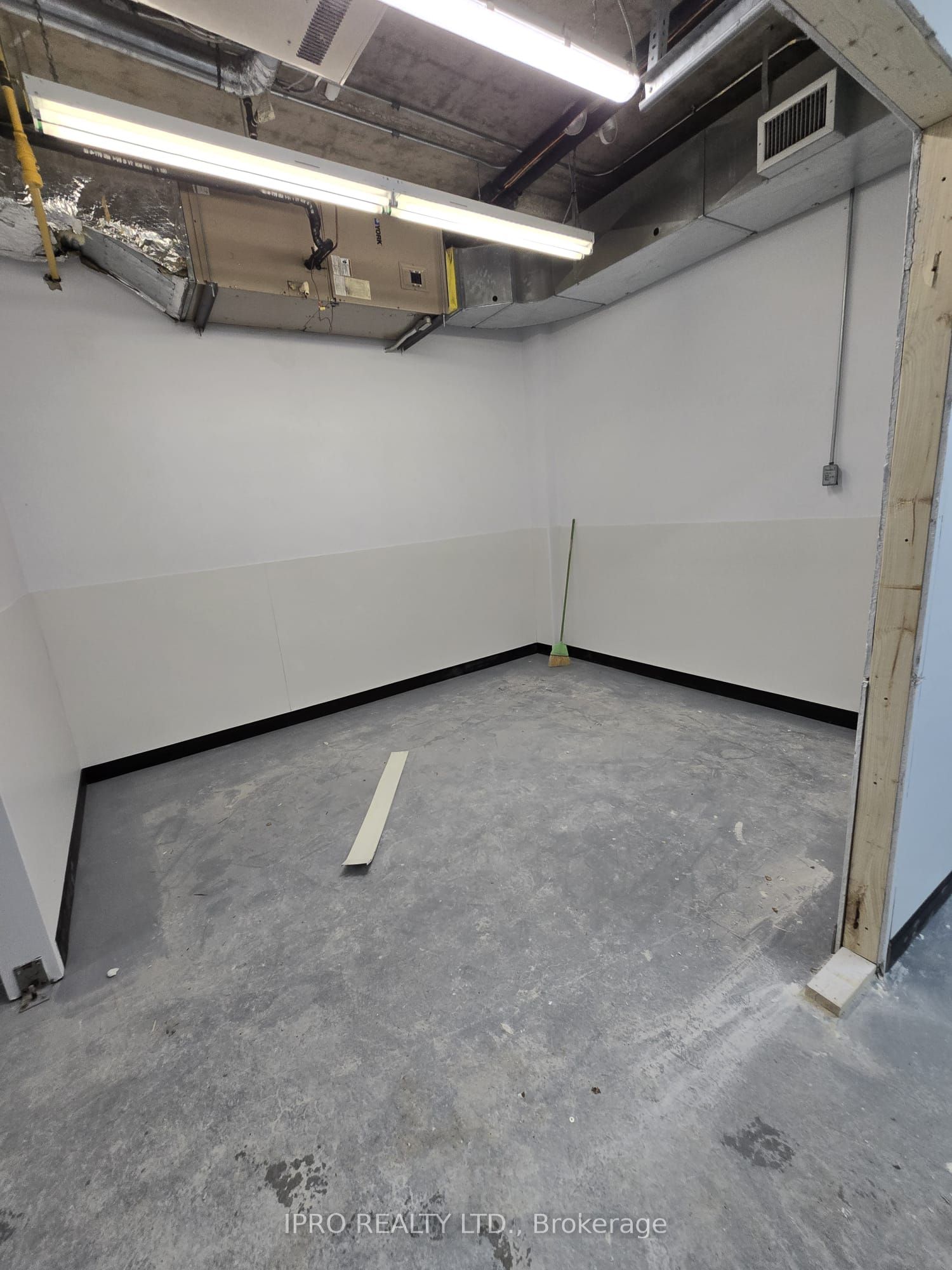 #b1 - 128 Penetang Street Property Photo 2
