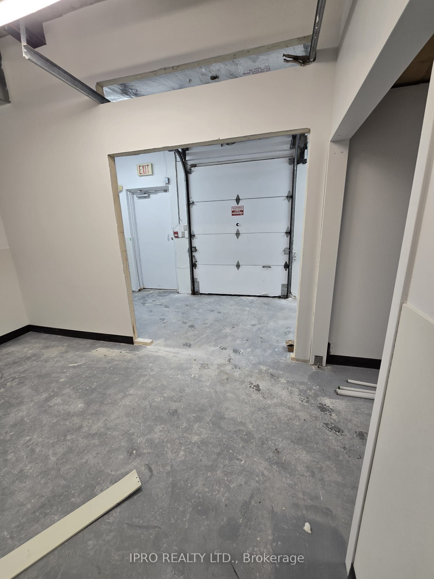 #b1 - 128 Penetang Street Property Photo 3