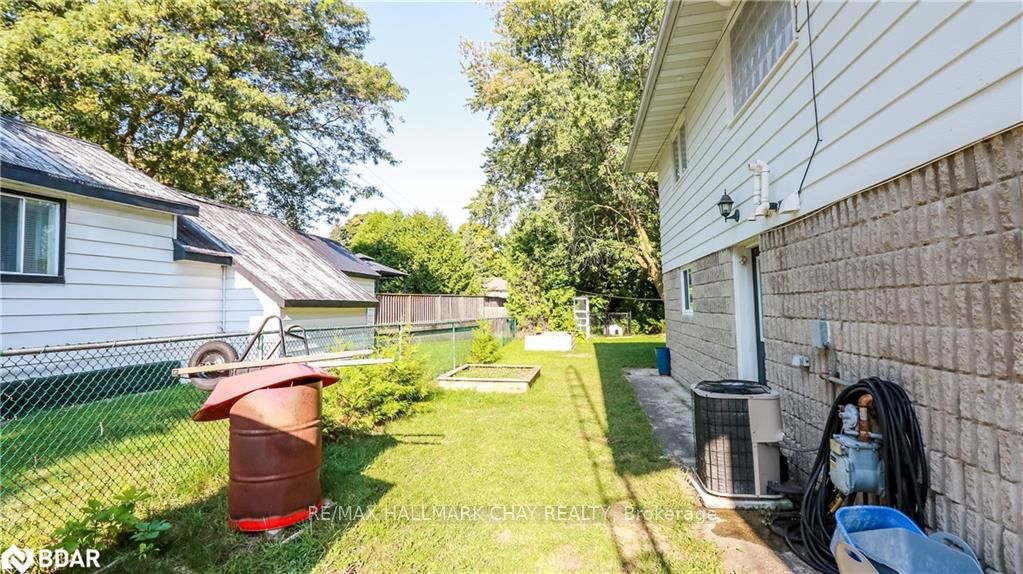 250 Superior Street Property Photo 40