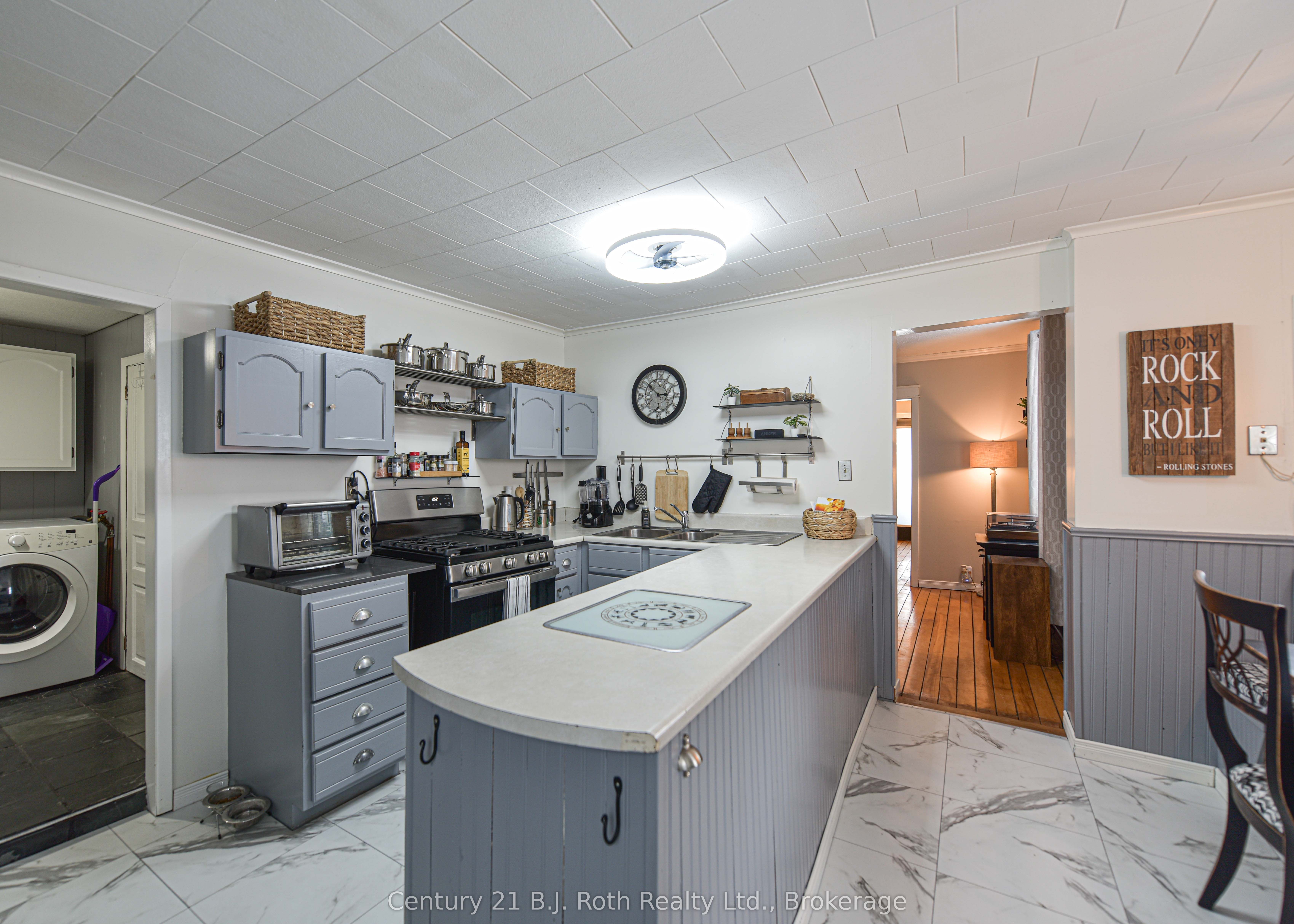694 Quebec Street Property Photo 8