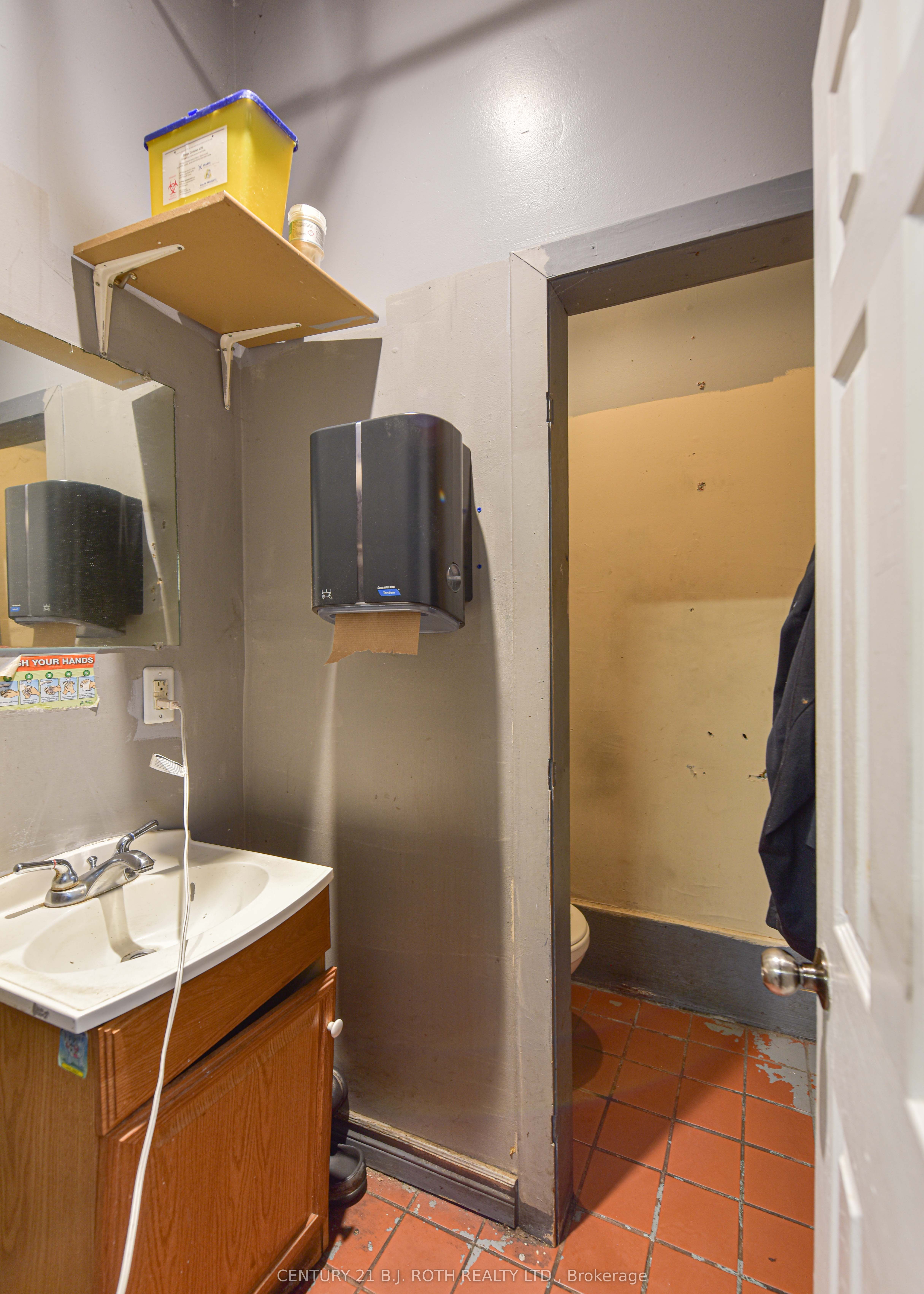 #4 - 64 Mississaga Street Property Photo 37