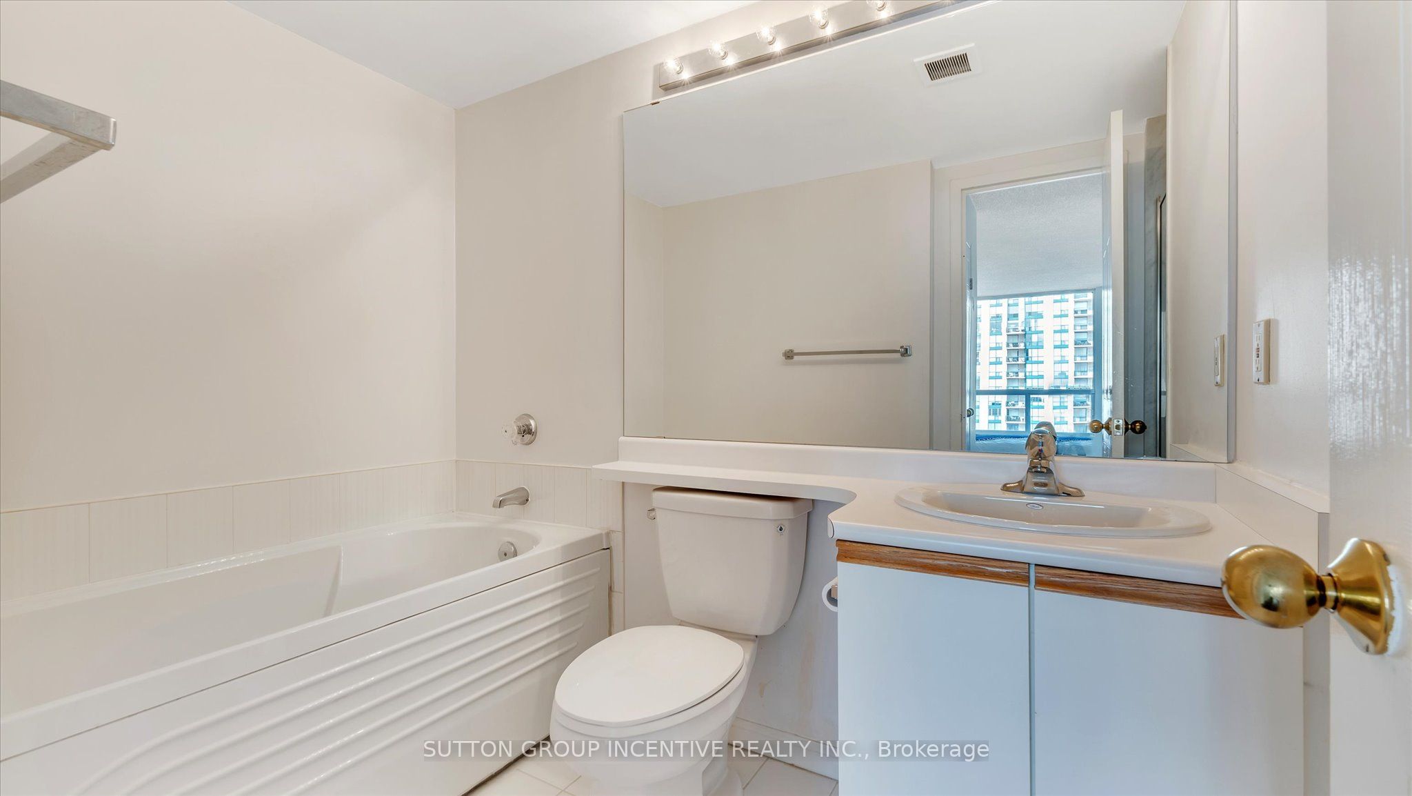 75 Ellen St Property Photo 13