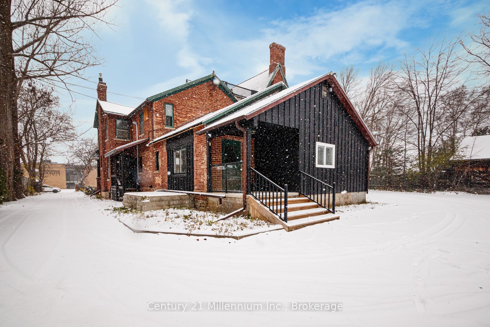 637 Hurontario Street 106 Property Photo 2