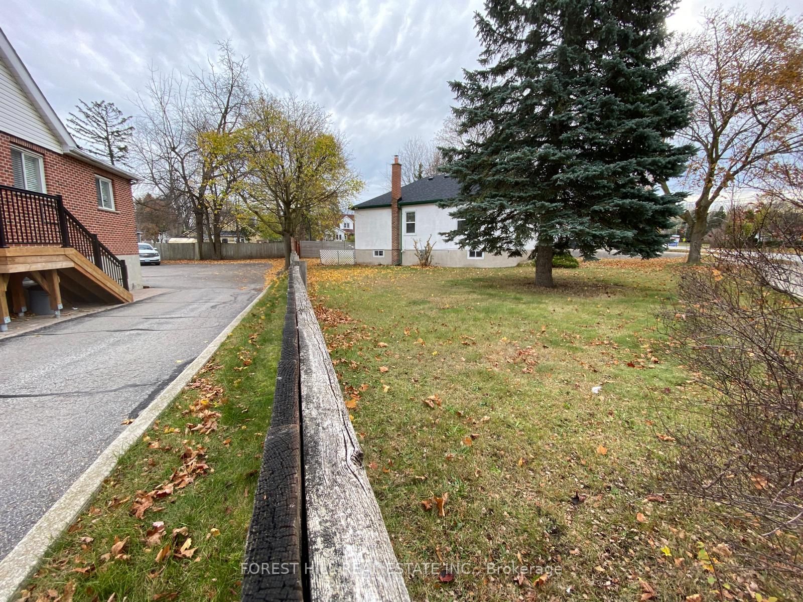 321 Innisfil Street Property Photo 3