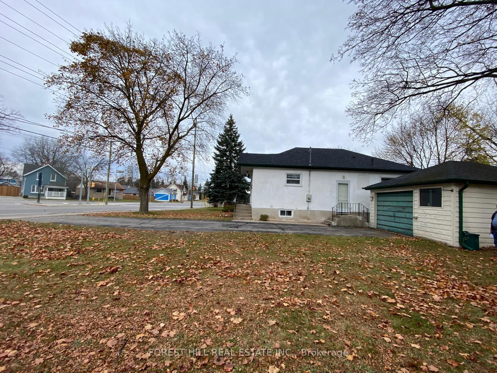 321 Innisfil Street Property Photo 6