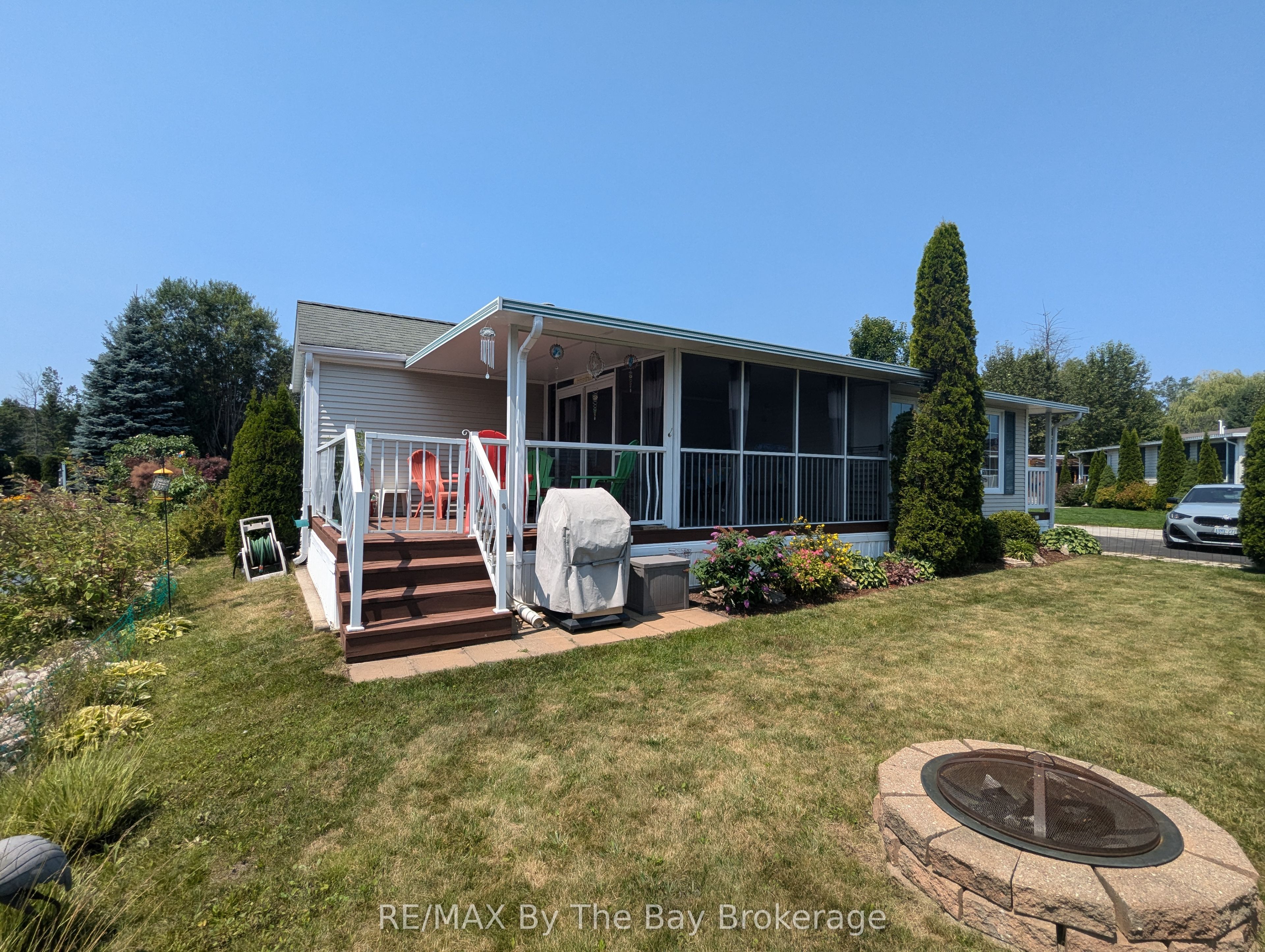 6 Huron Circle Property Photo 5