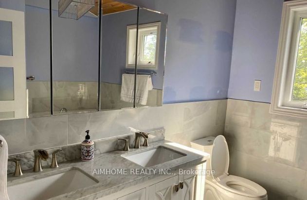 2858 Lake Shore Rd E Property Photo 3