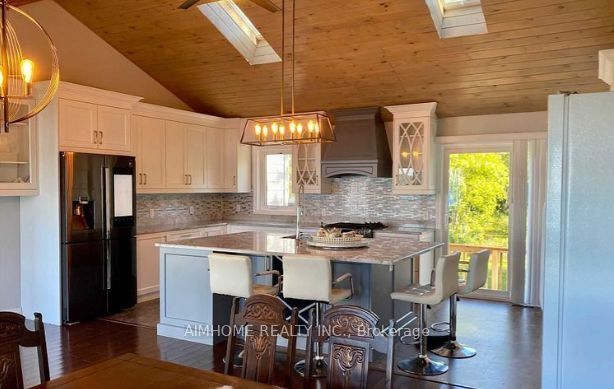 2858 Lake Shore Rd E Property Photo 8