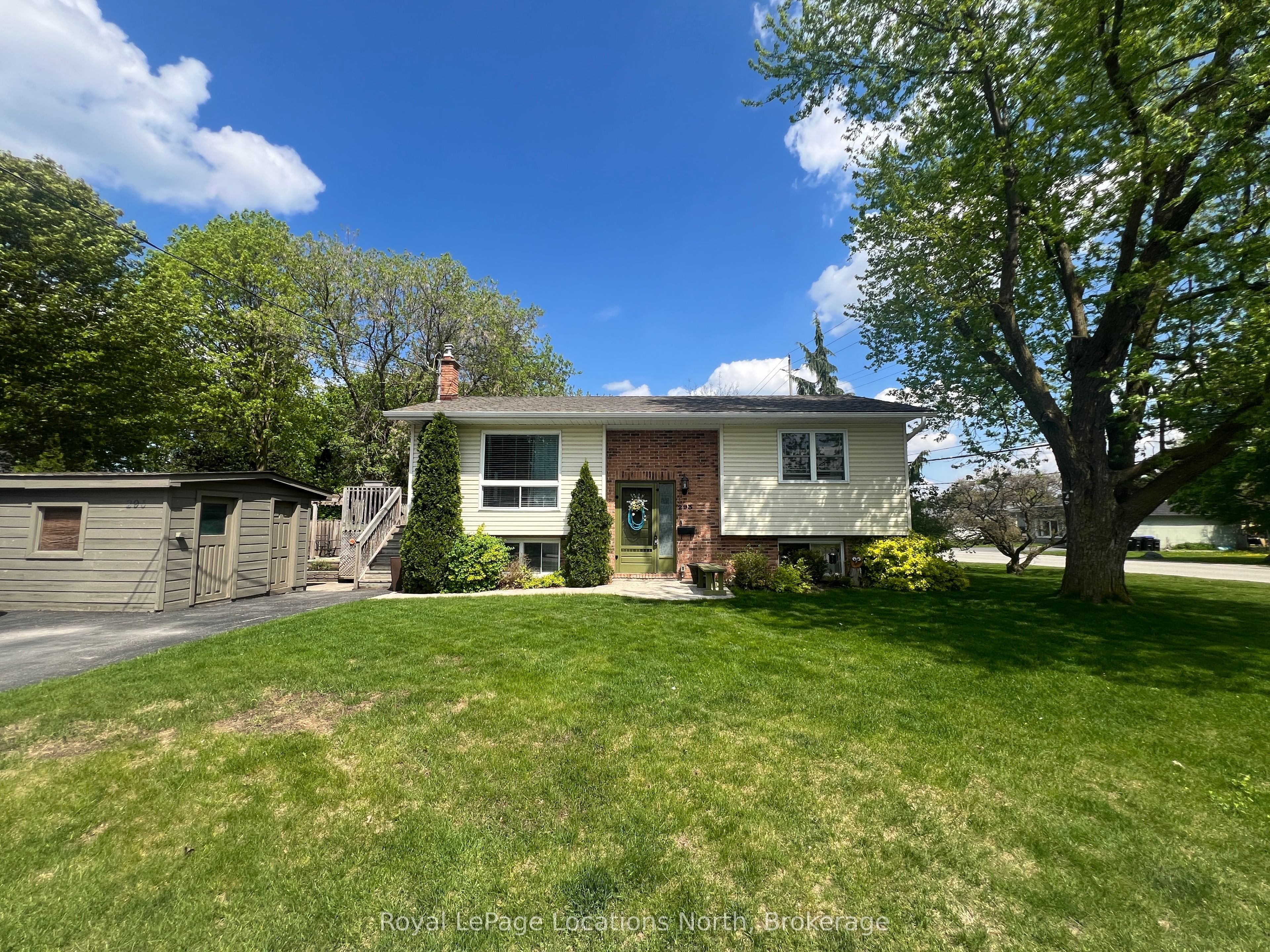 293 Robinson St Property Photo