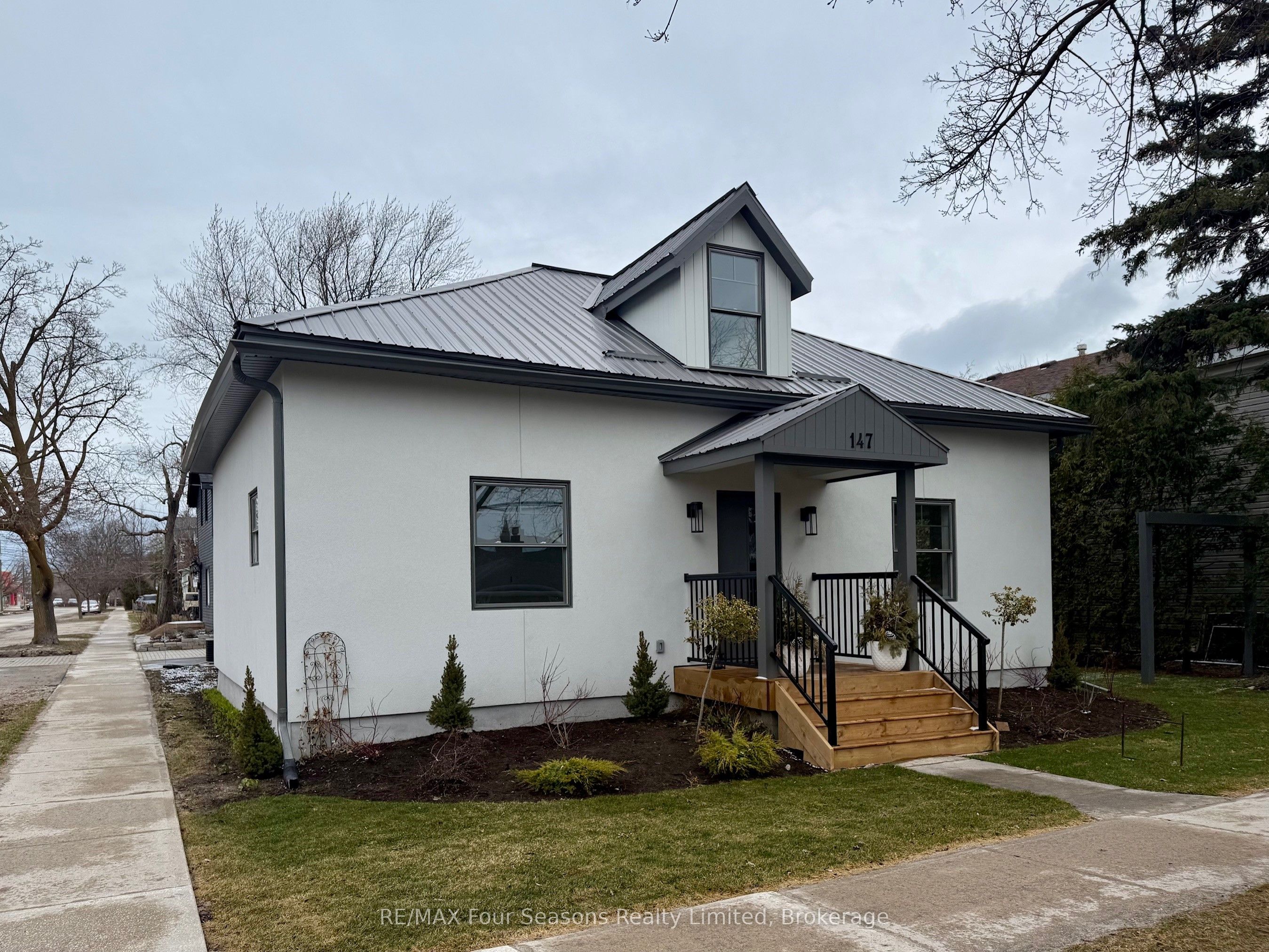 147 2nd St Property Photo