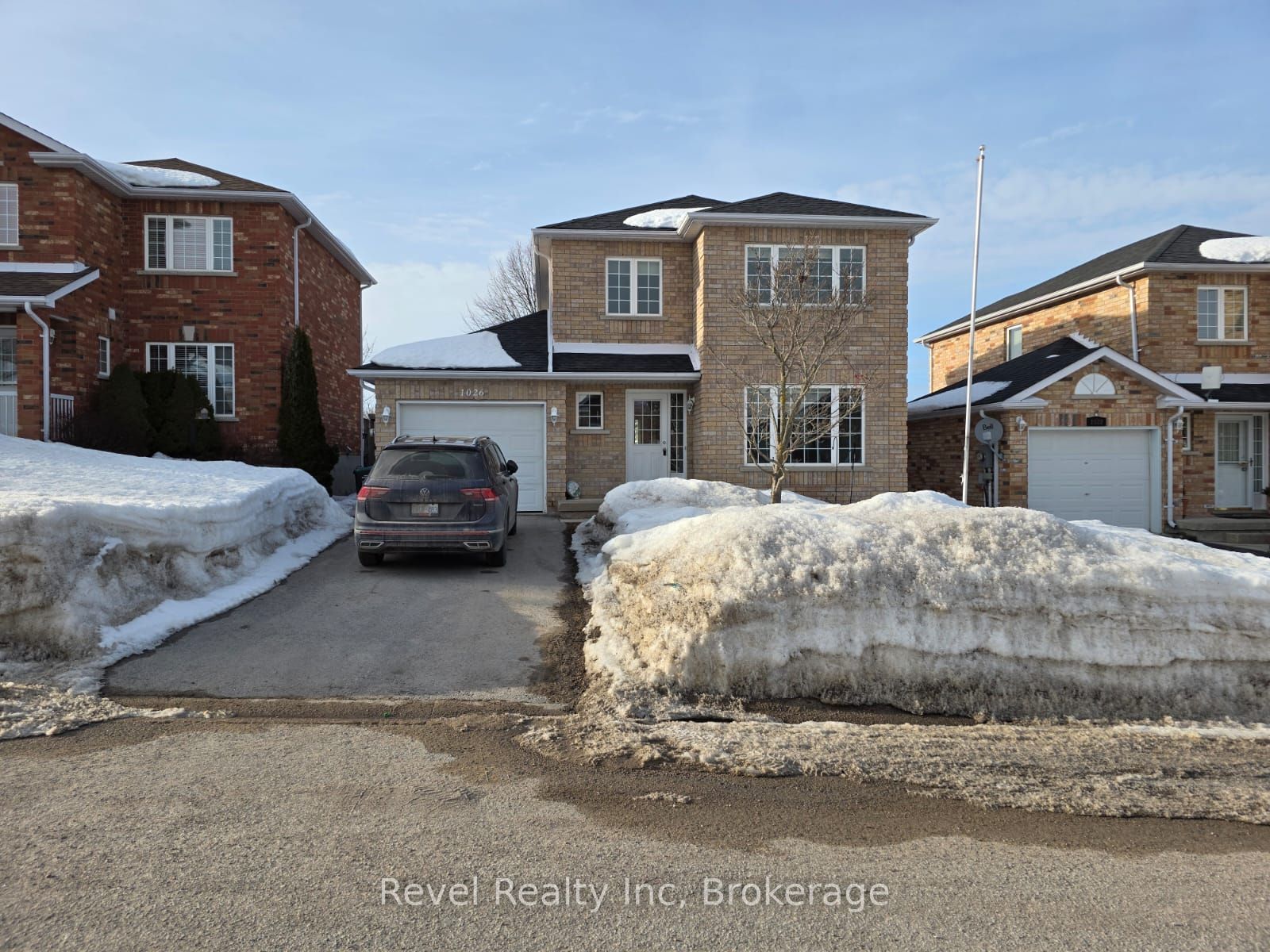 1026 Whitney Cres Property Photo