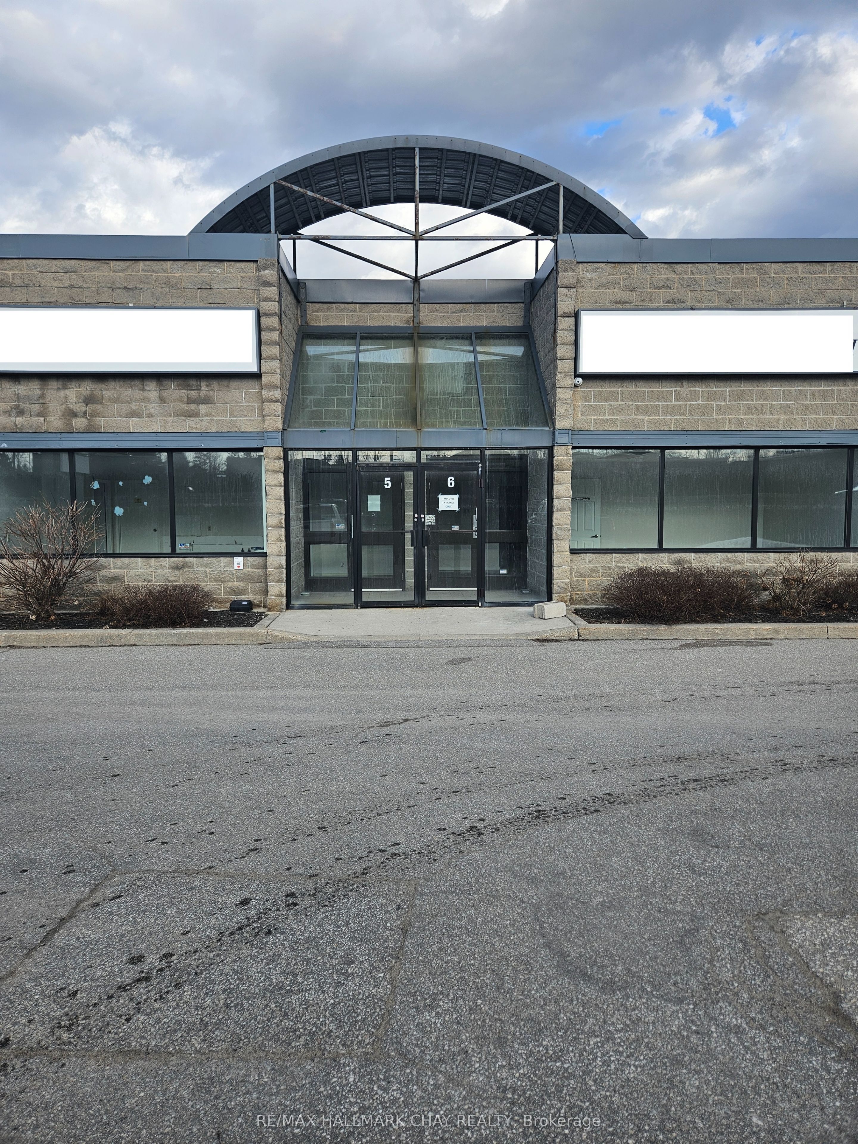 #5 - 90 Saunders Road Property Photo 1
