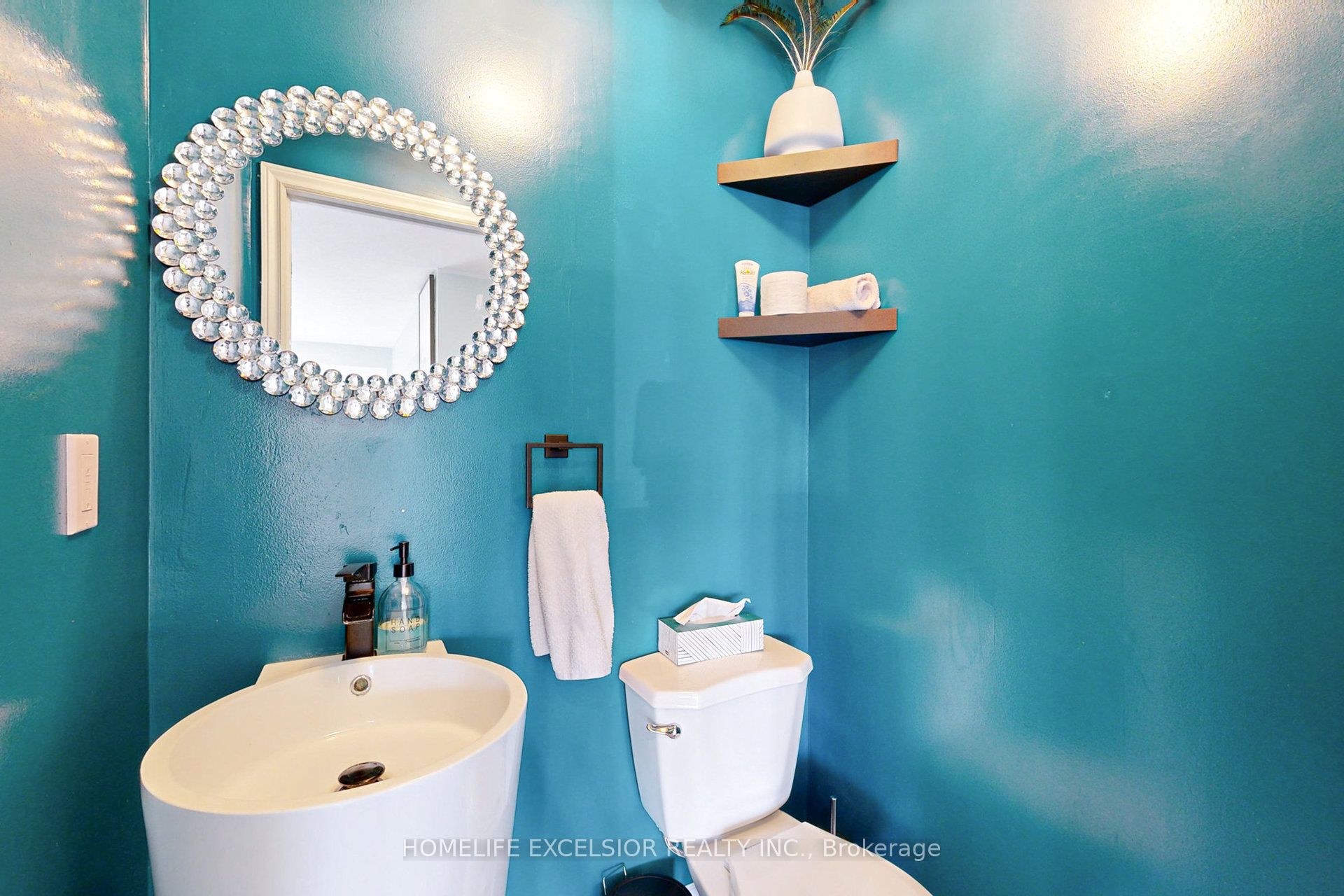 823 Essa Road Property Photo 23