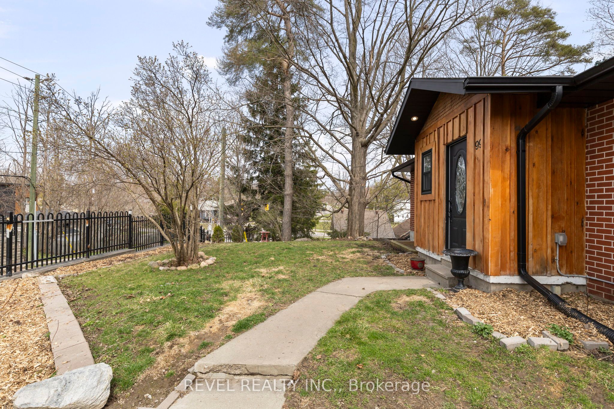 99 Wellington Street E Property Photo 4