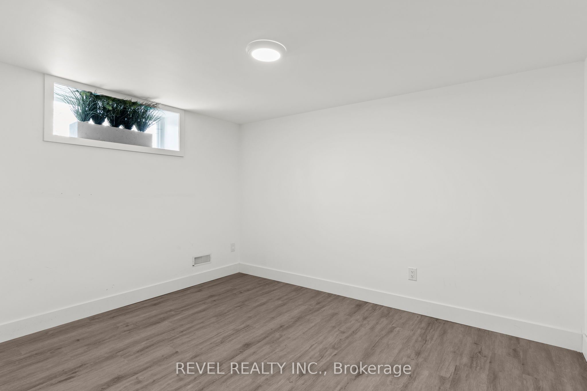 99 Wellington Street E Property Photo 33