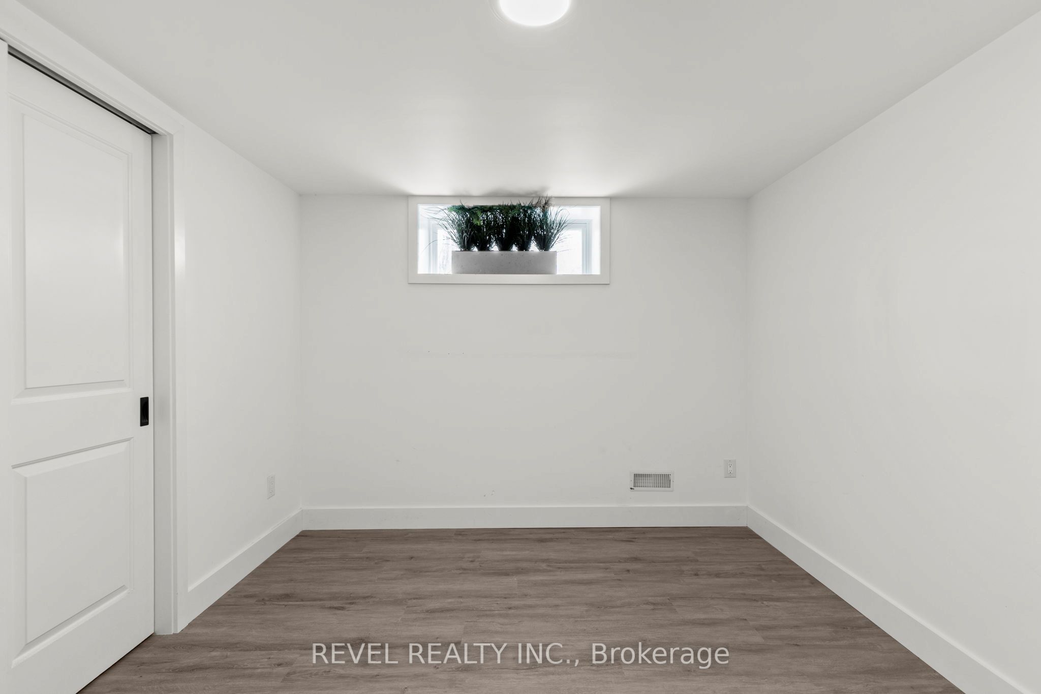 99 Wellington Street E Property Photo 34