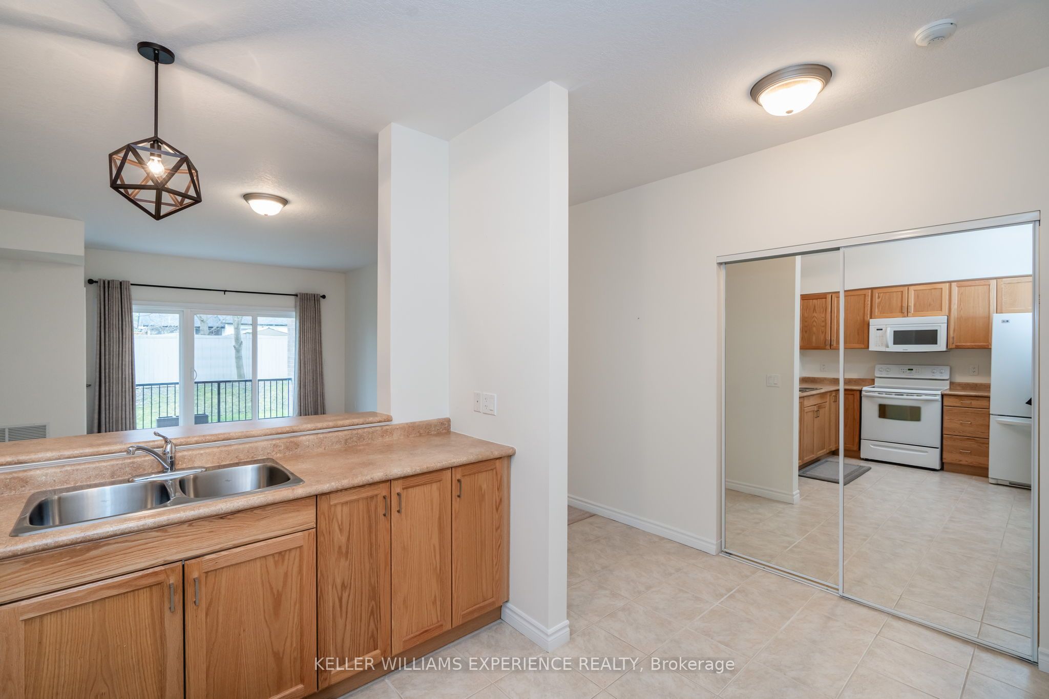 19b Yonge Street N 103 Property Photo 10
