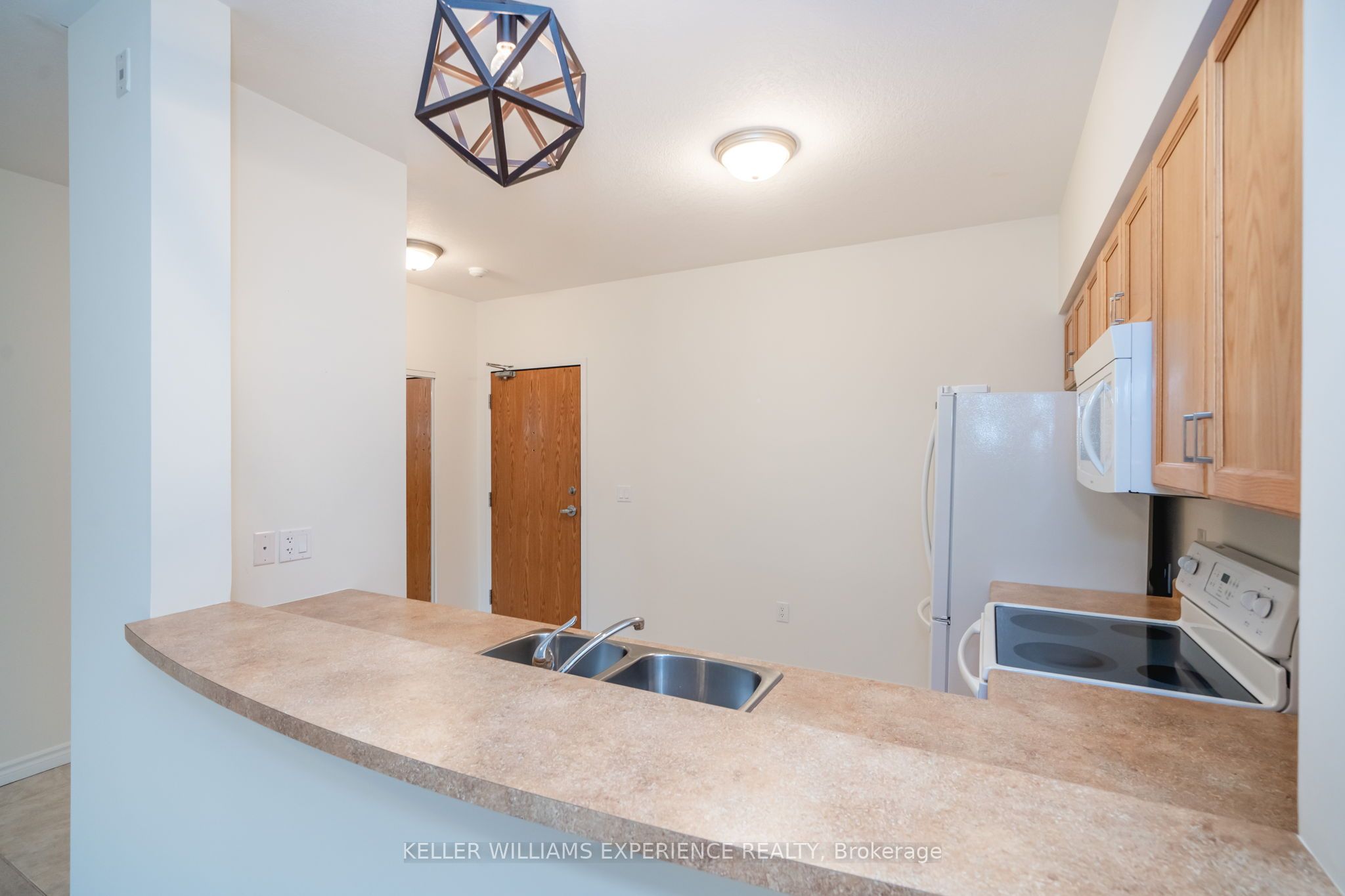 19b Yonge Street N 103 Property Photo 11