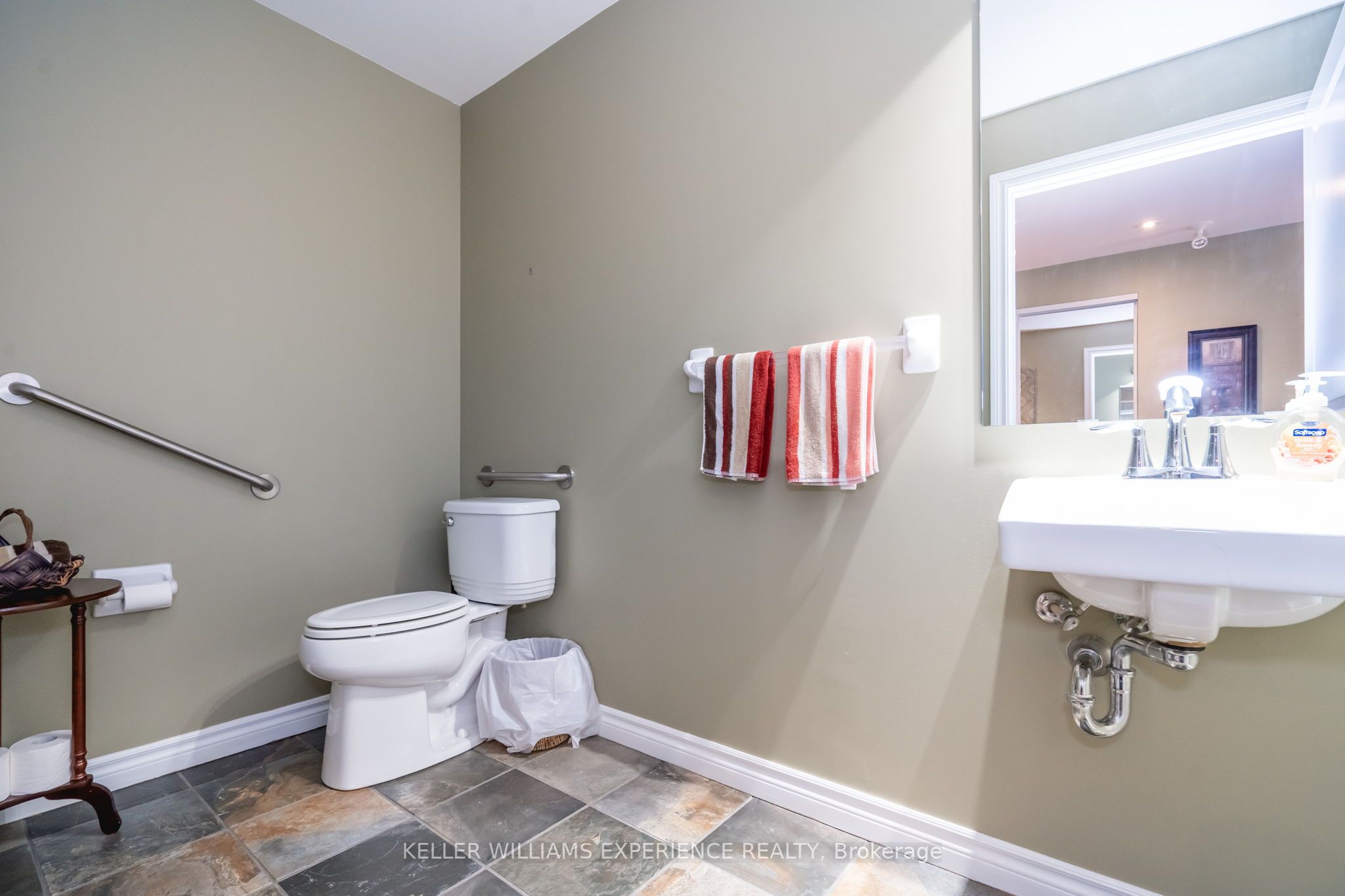 19b Yonge Street N 103 Property Photo 29