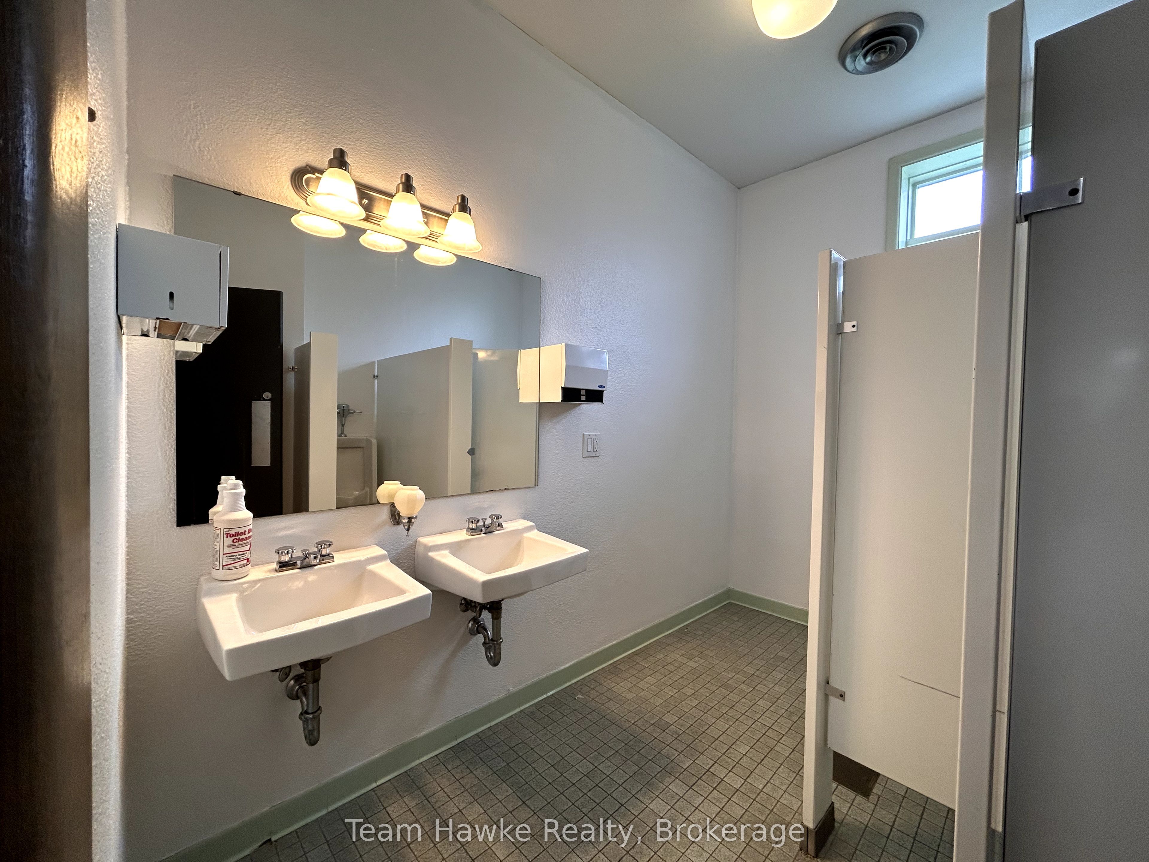 578 King Street Property Photo 20
