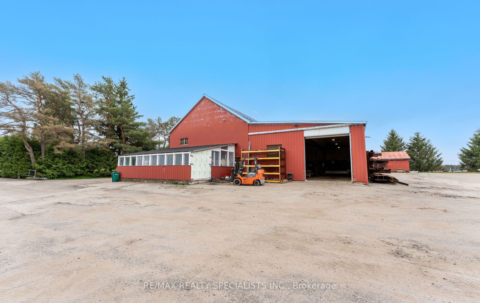 220 Queen St W Property Photo 3