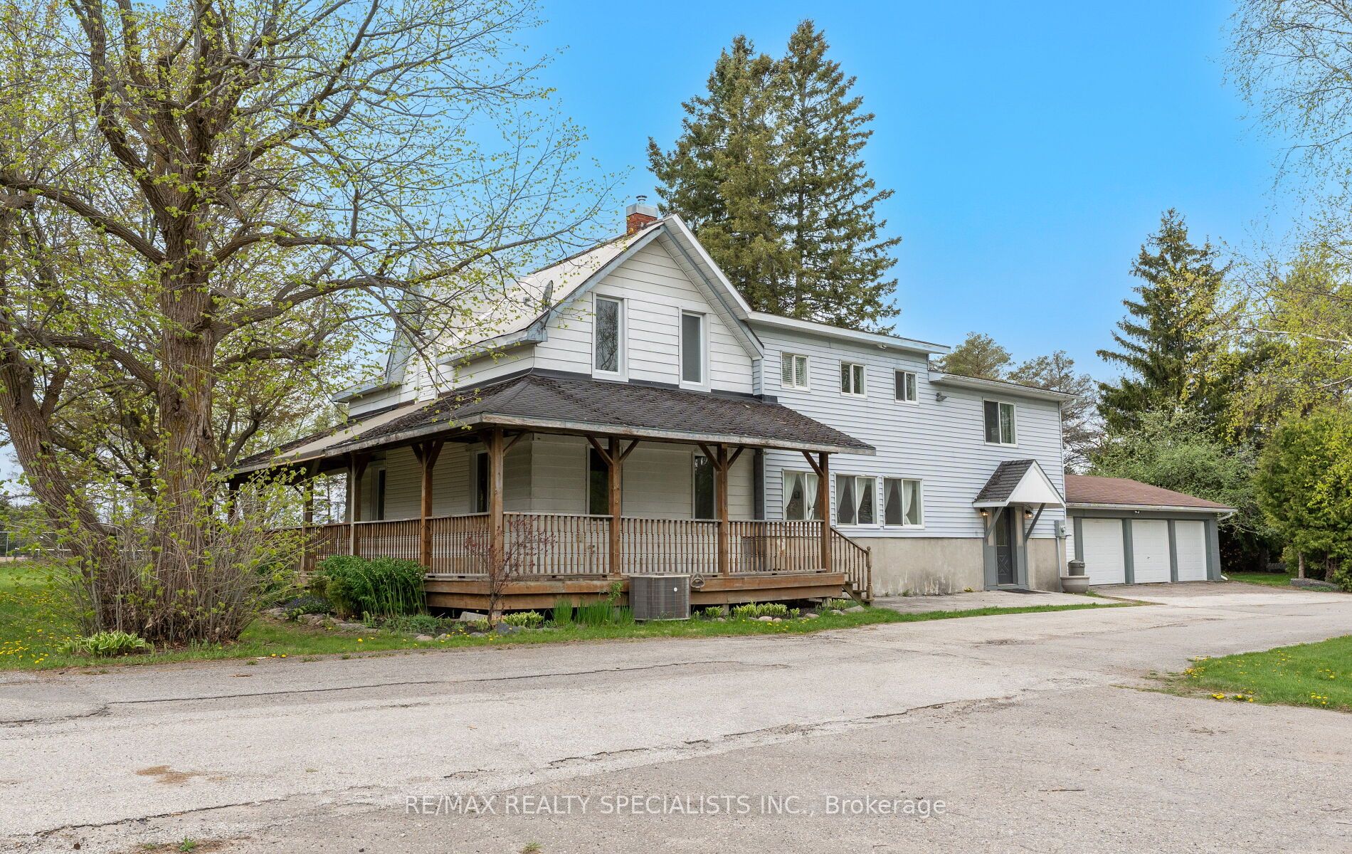 220 Queen St W Property Photo 6