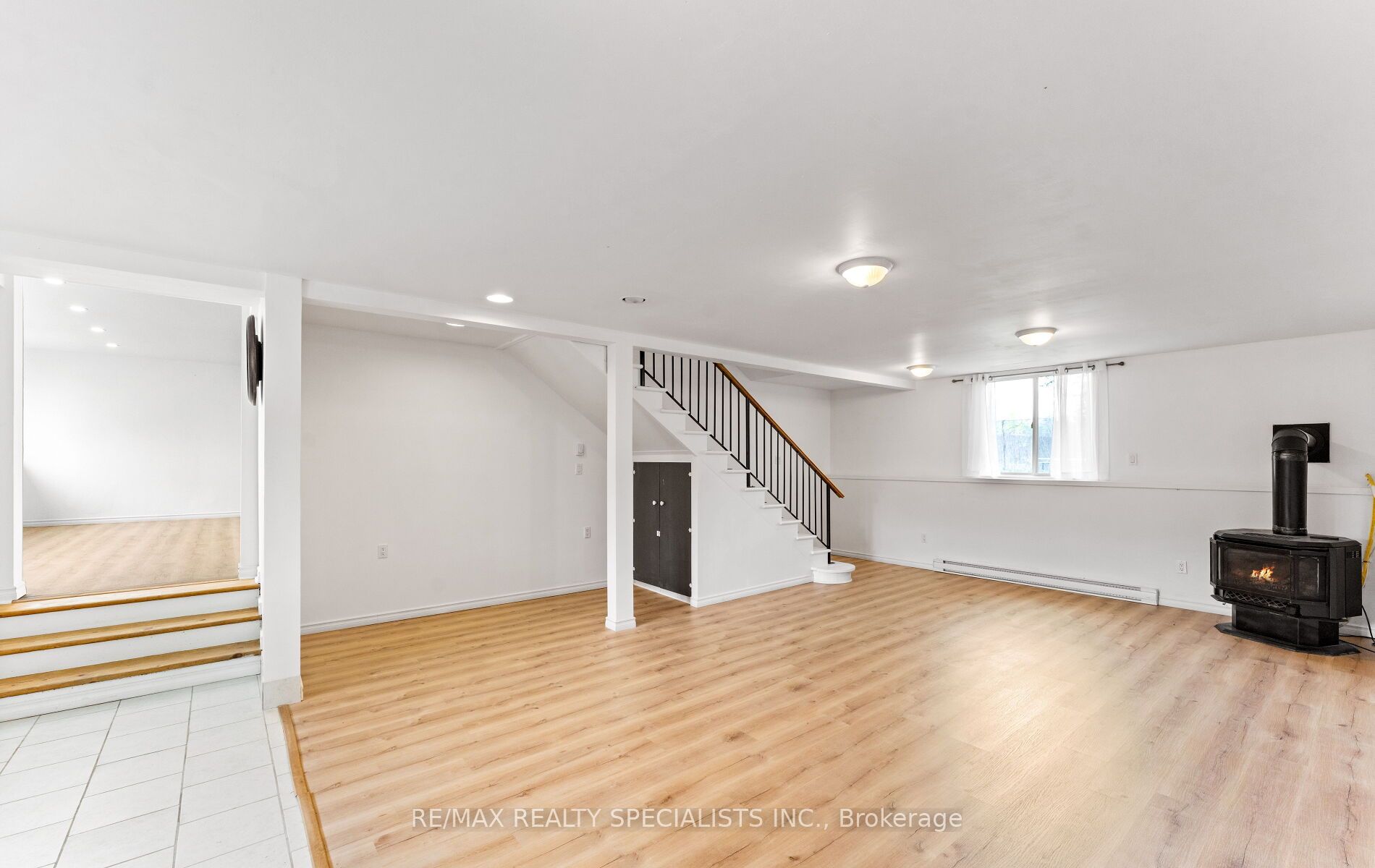220 Queen St W Property Photo 7