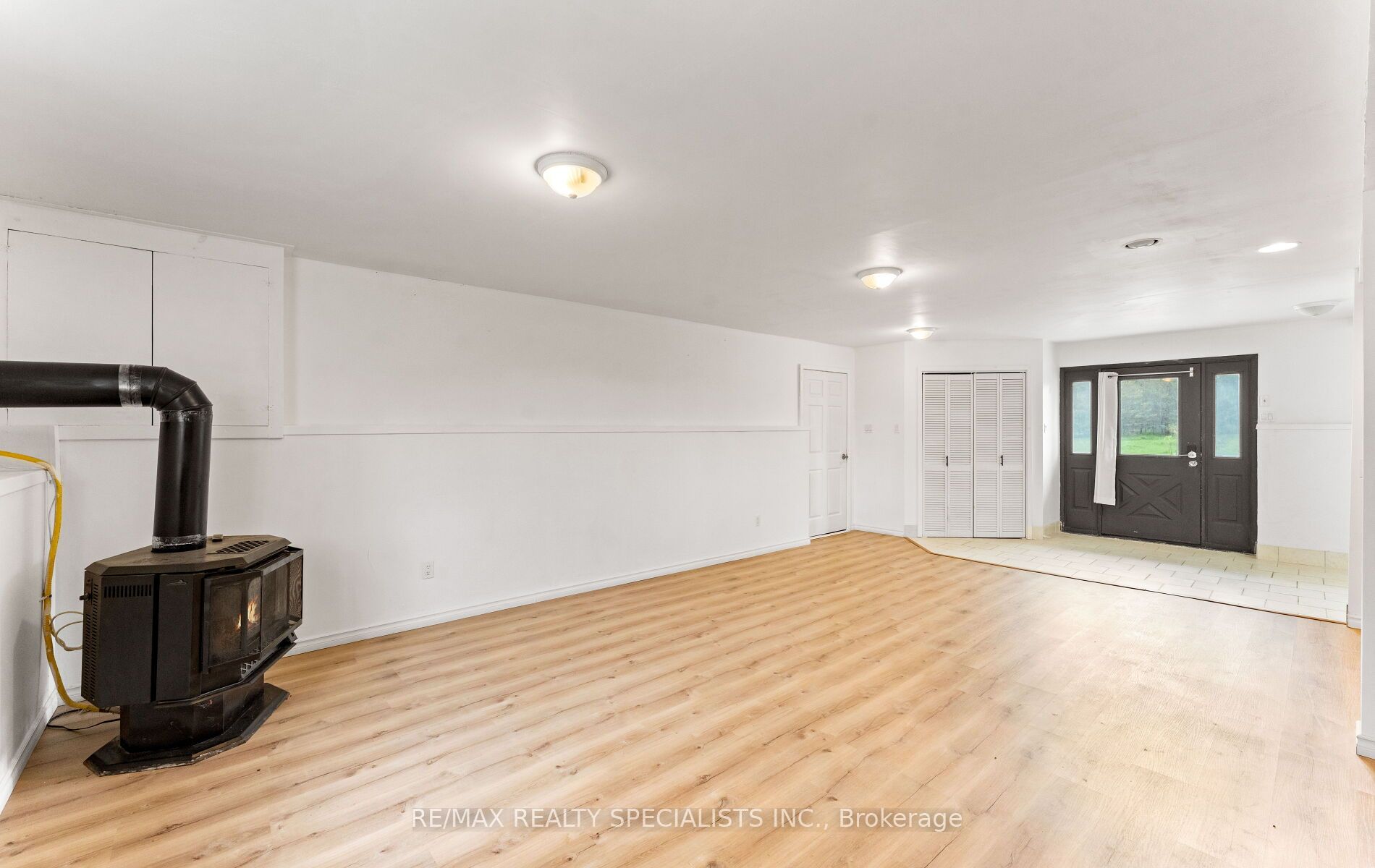 220 Queen St W Property Photo 8